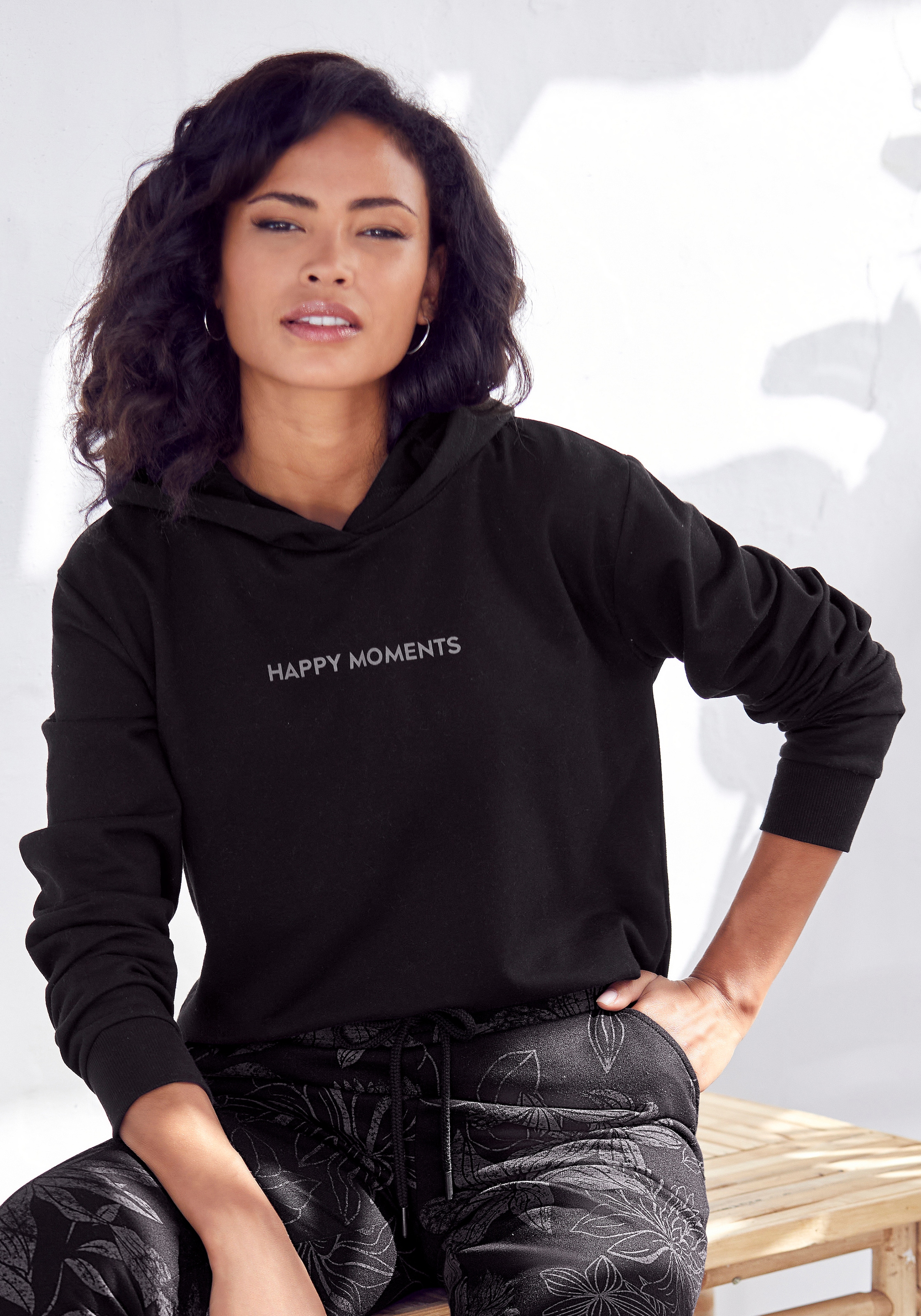 LASCANA Hoodie, mit dezentem Frontdruck, Loungewear
