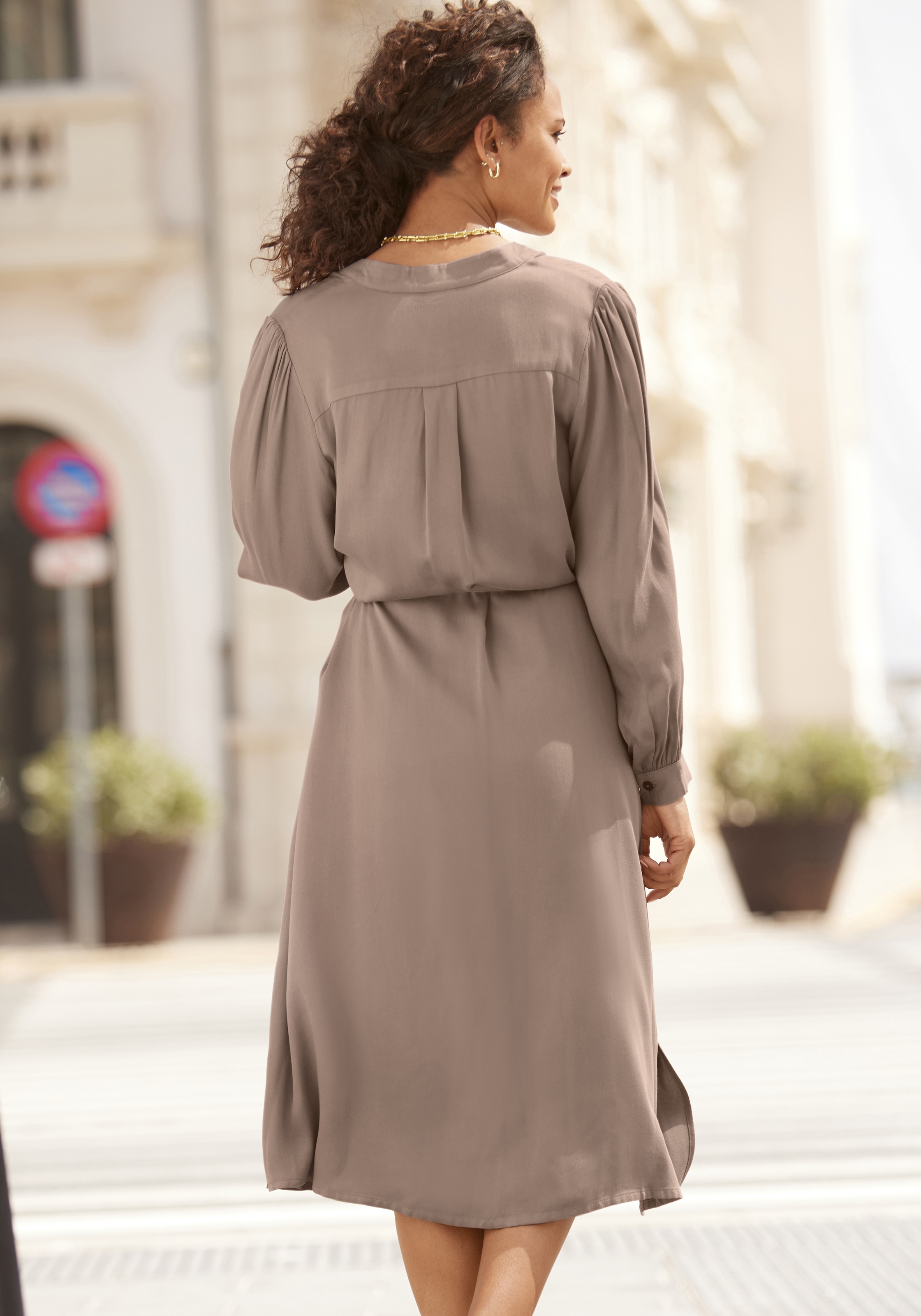 LASCANA Robe chemisier mit Bindegürtel,  in lockerer Passform, elegantes Sommerkleid, Midikleid