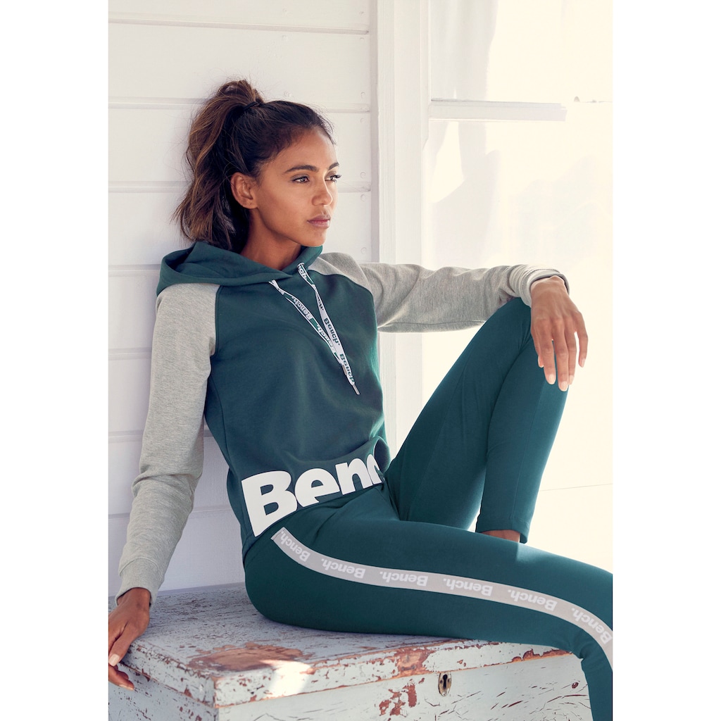 Bench. Loungewear Kapuzensweatshirt, mit farblich abgesetzten Ärmeln und Logodruck, Loungeanzug, Hoodie