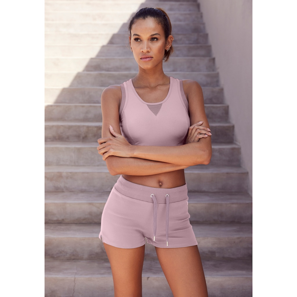 LASCANA ACTIVE Shorts, mit kleinen Seitenschlitzen