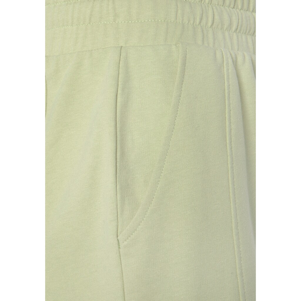 FCUK Sweatshorts, mit Längsteilungsnaht und Logoschriftzug, Loungewear