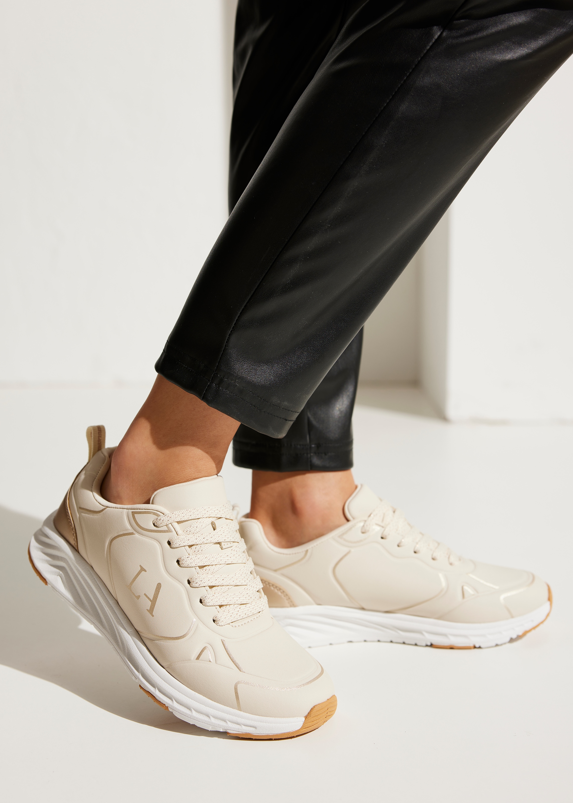 LASCANA Sneaker »Freizeitschuh, Schnürschuh«, mit Farbakzenten VEGAN