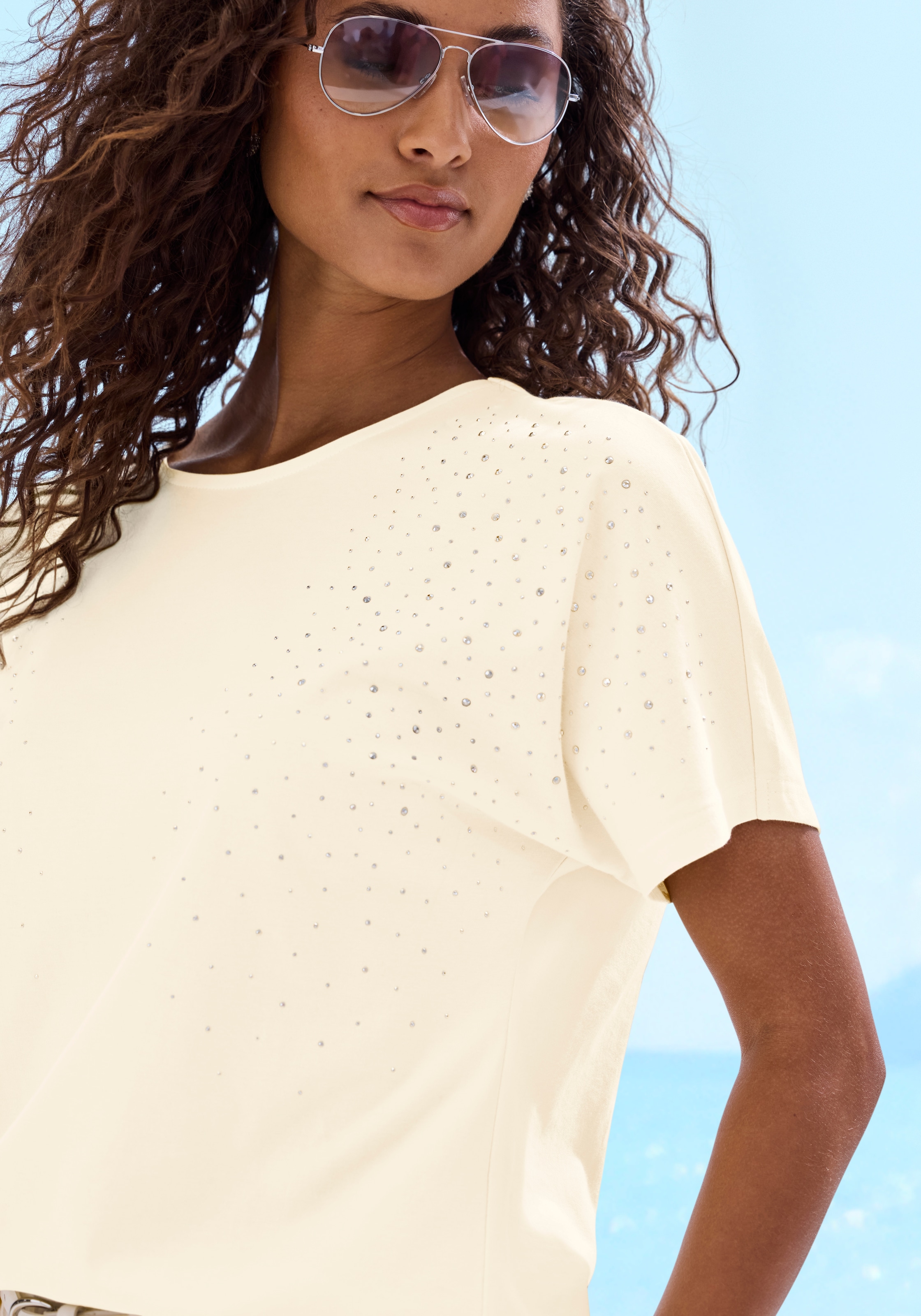 LASCANA T-Shirt »mit Strasssteinen« aus luftiger Baumwoll-Viskose-Qualität