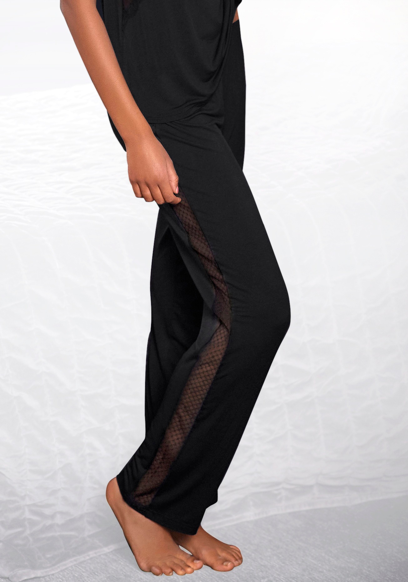 LASCANA Pyjamahose mit Seitenstreifen aus transparenter Spitze