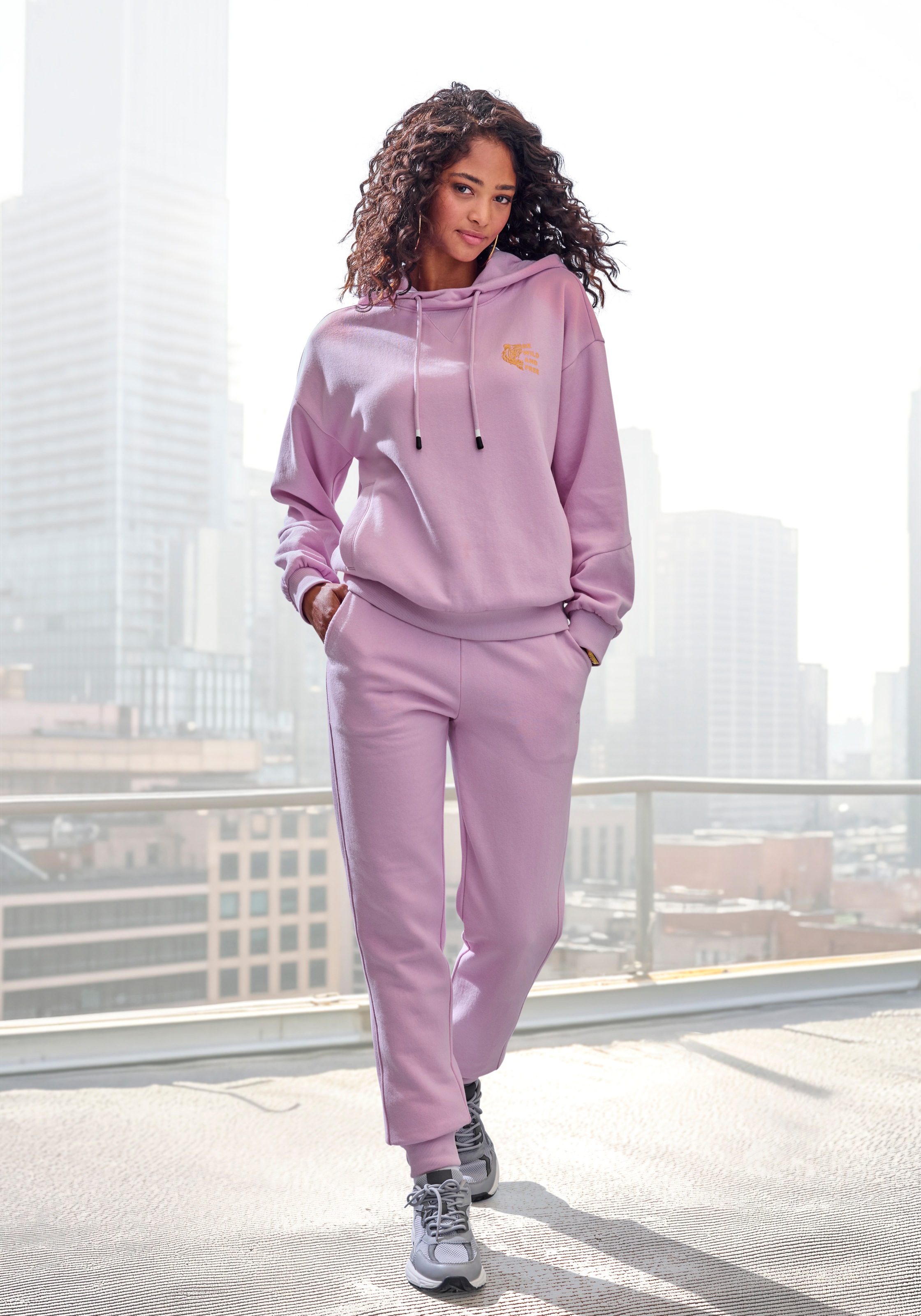 Buffalo Kapuzenpullover mit Kontraststickerei und seitliche Taschen