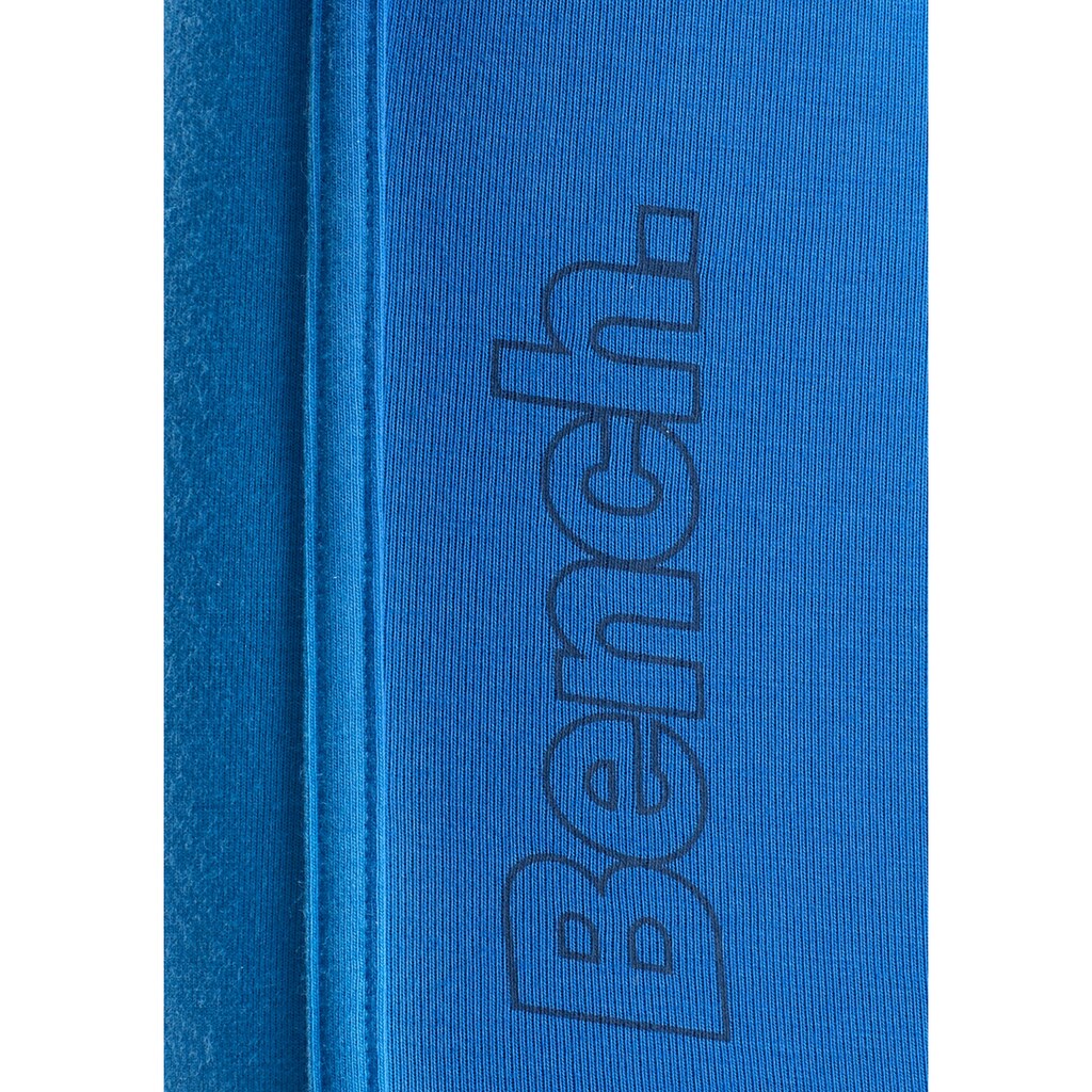 Bench. Langer Boxer, (Packung, 3 St.), Unterhosen mit elastischem Bund und Logodruck auf dem Bein