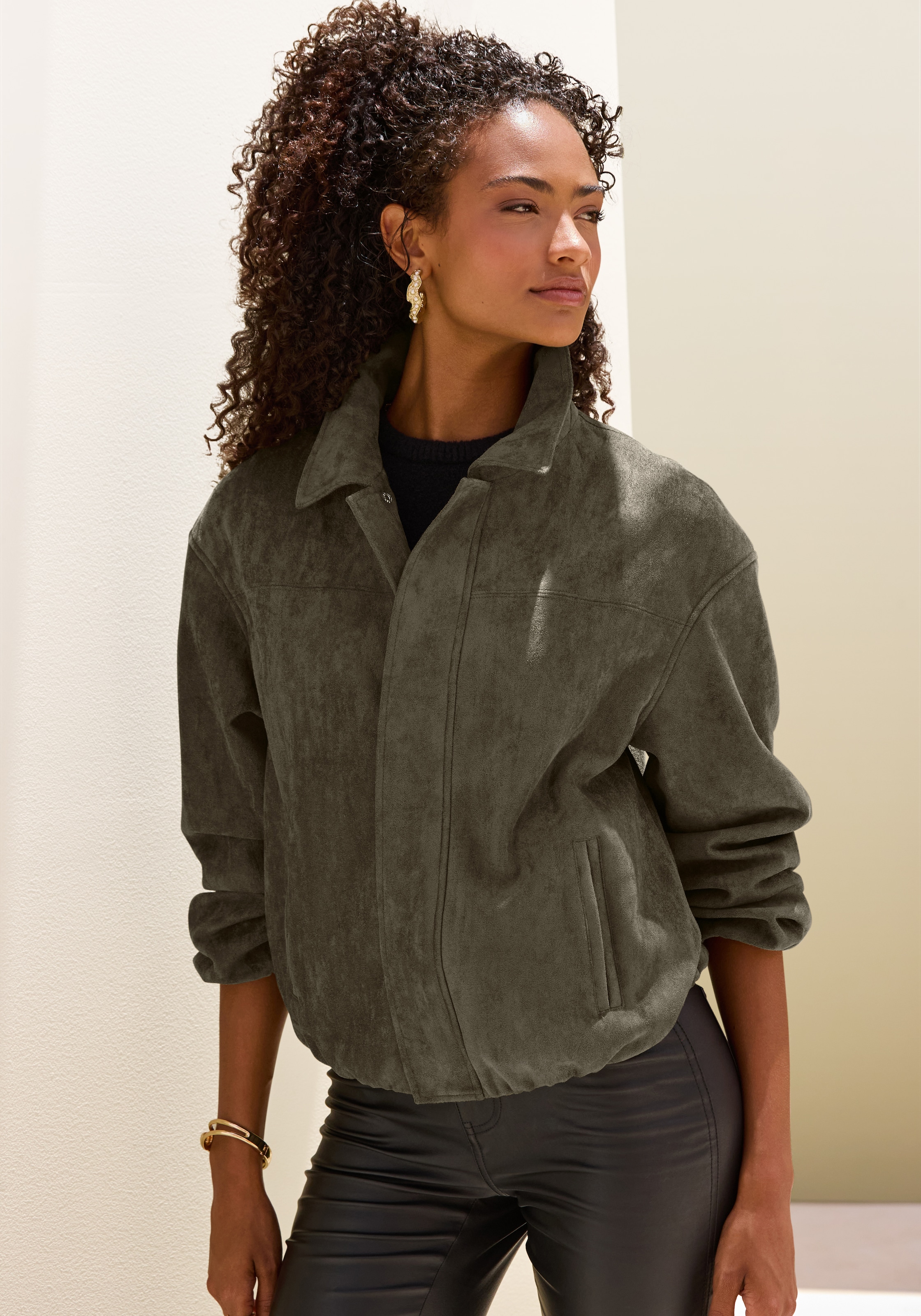 LASCANA Veste en imitation cuir »in Veloursleder-Optik mit verdecktem Reissverschluss vorne, Oversize« modische Übergangsjacke aus Velourlederimitat, kurze Lederimitatjacke