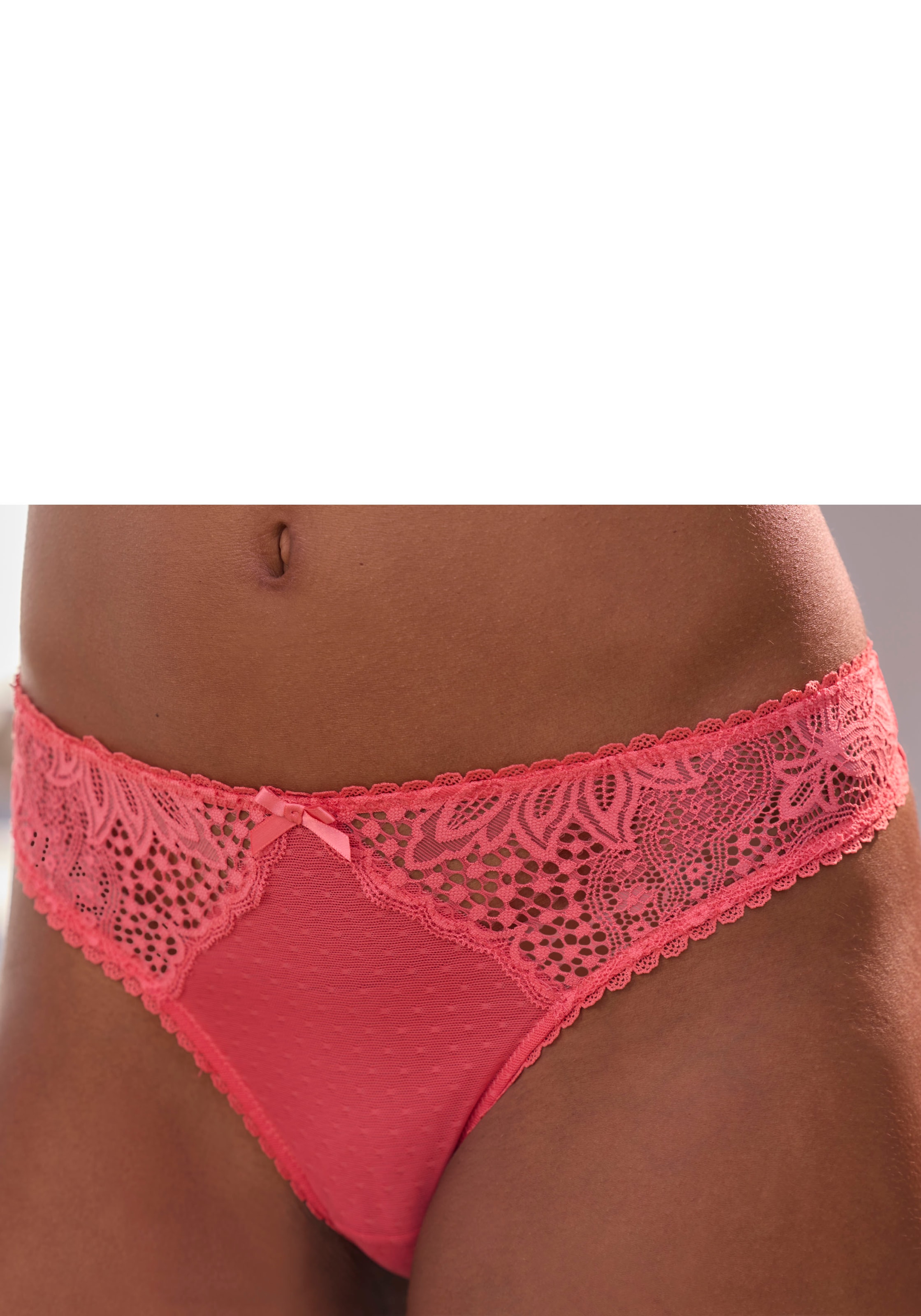 Vivance String, mit seitlichen Spitzeneinsätzen in blumiger Optik