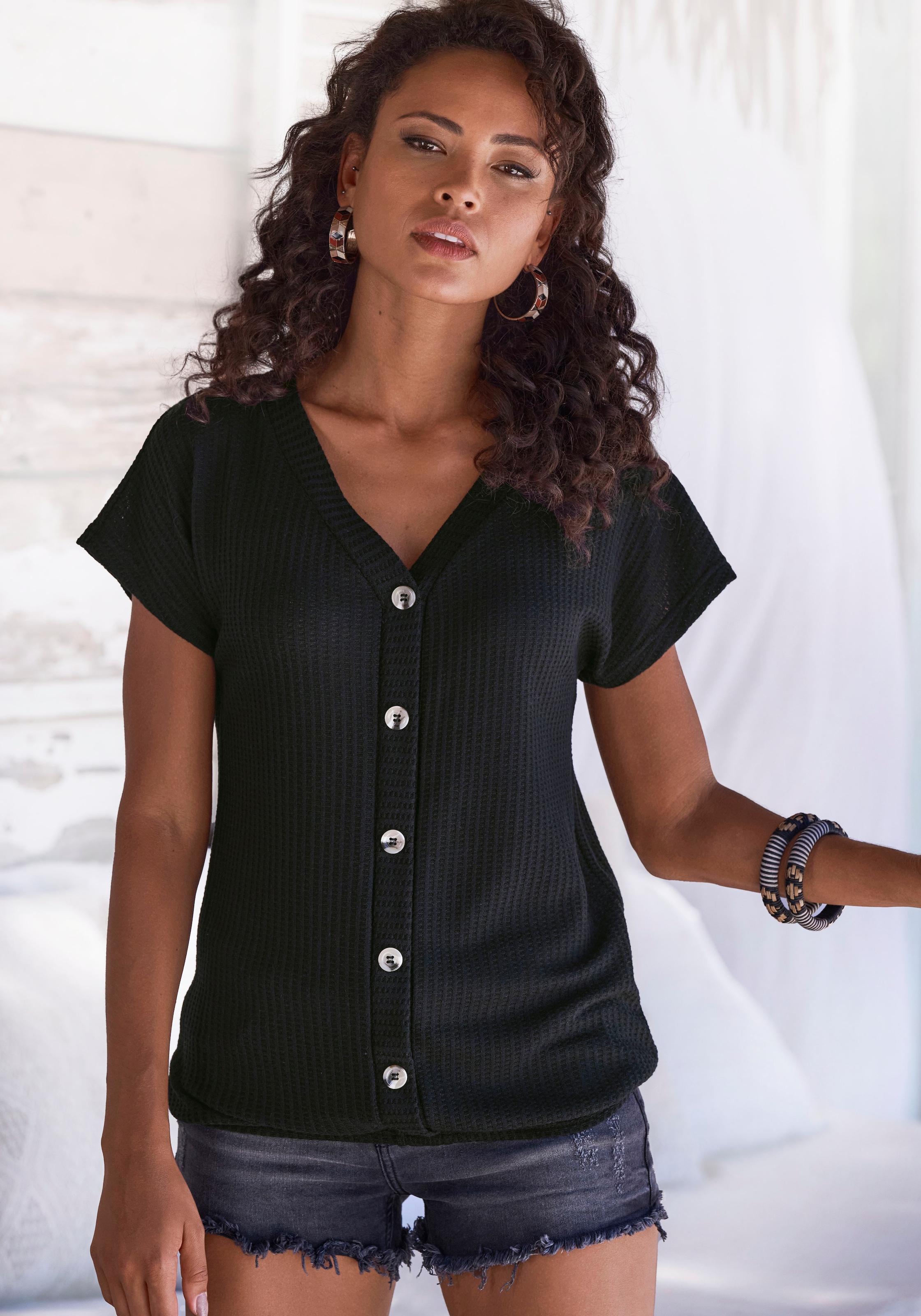 LASCANA Kurzarmshirt »mit Zierknopfleiste«, aus weicher Piqué-Qualität