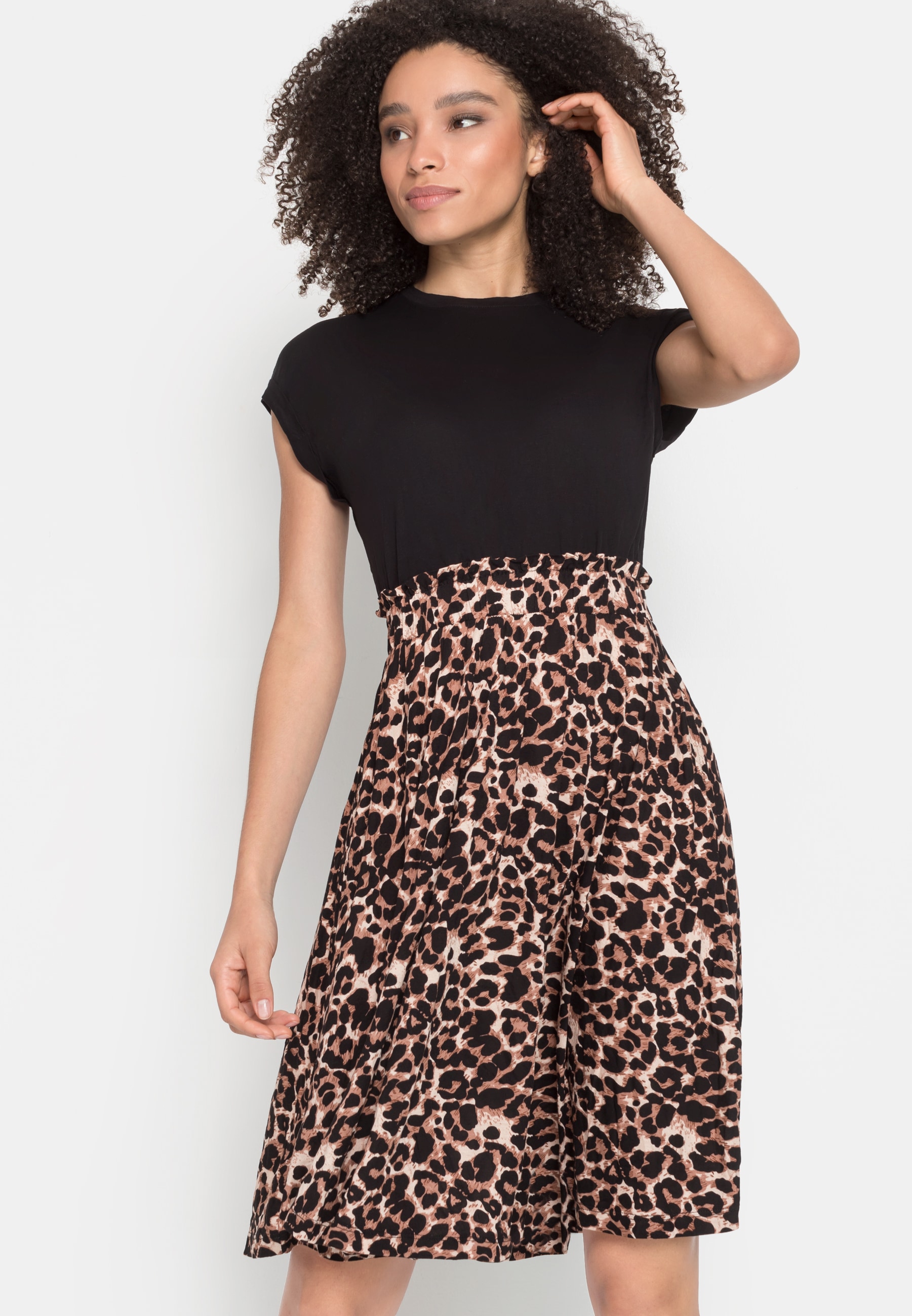 LASCANA Jerseykleid mit Gummibund und Rüschenkante in der Taille, Leoprint