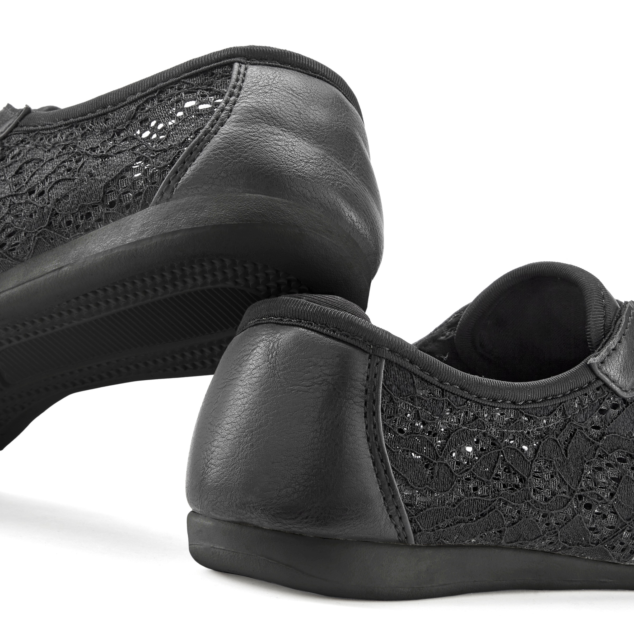 LASCANA Sneaker »Freizeitschuh, Halbschuh mit modischen Spitzendetails«, zum Reinschlüpfen mit elastischen Schnürbändern VEGAN