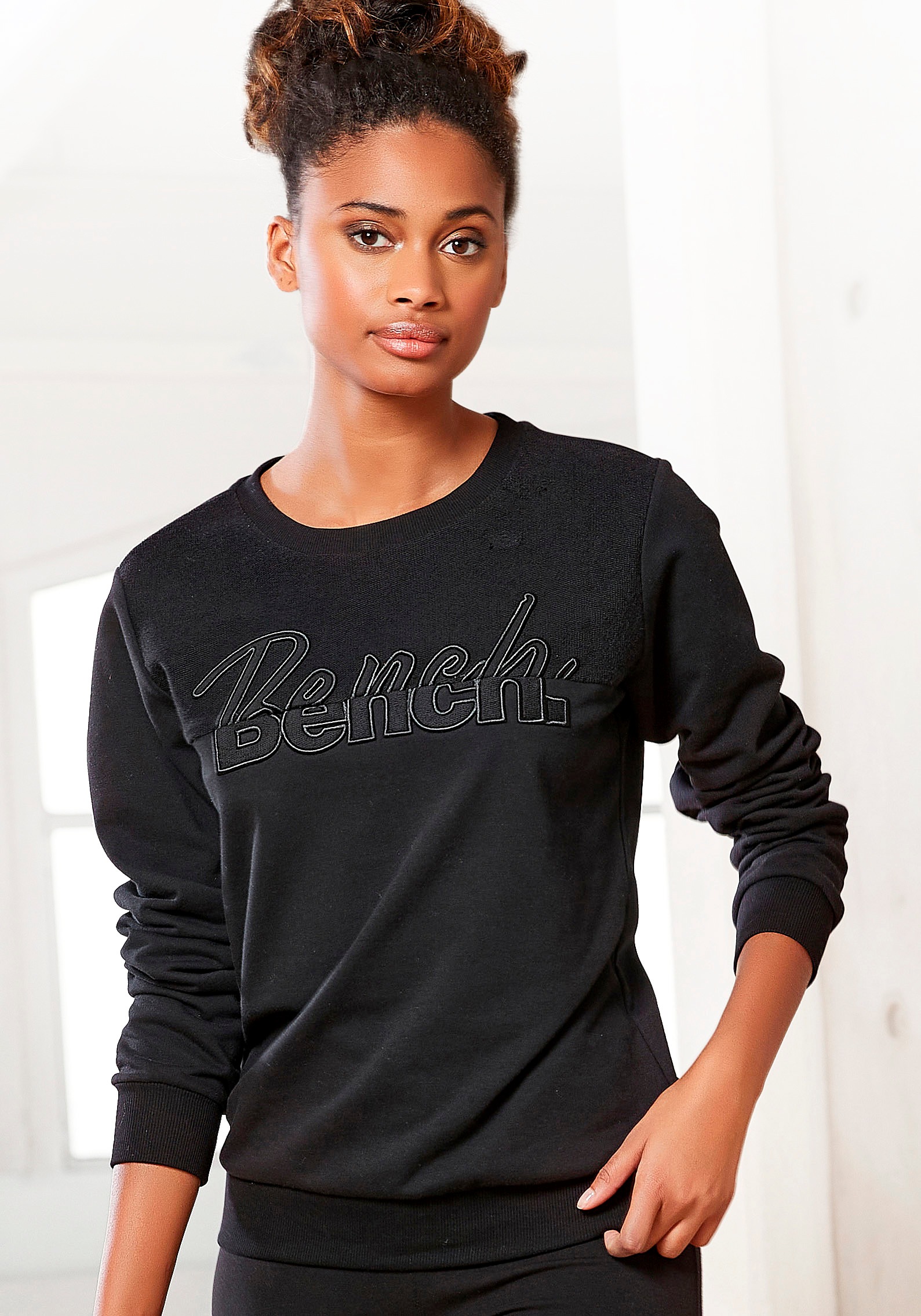 Thumbnail - Bench. Sweatshirt, mit Logostickerei, Loungeanzug