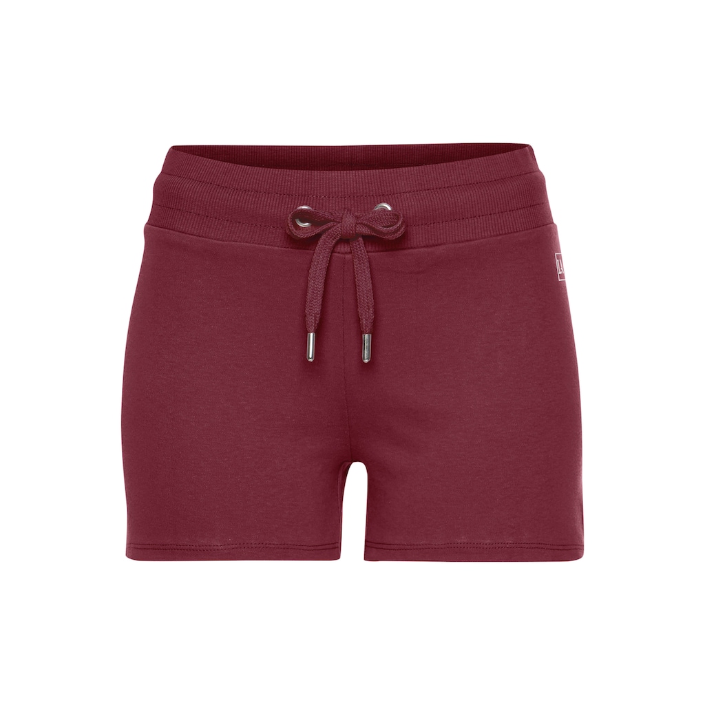LASCANA ACTIVE Shorts, mit kleinen Seitenschlitzen