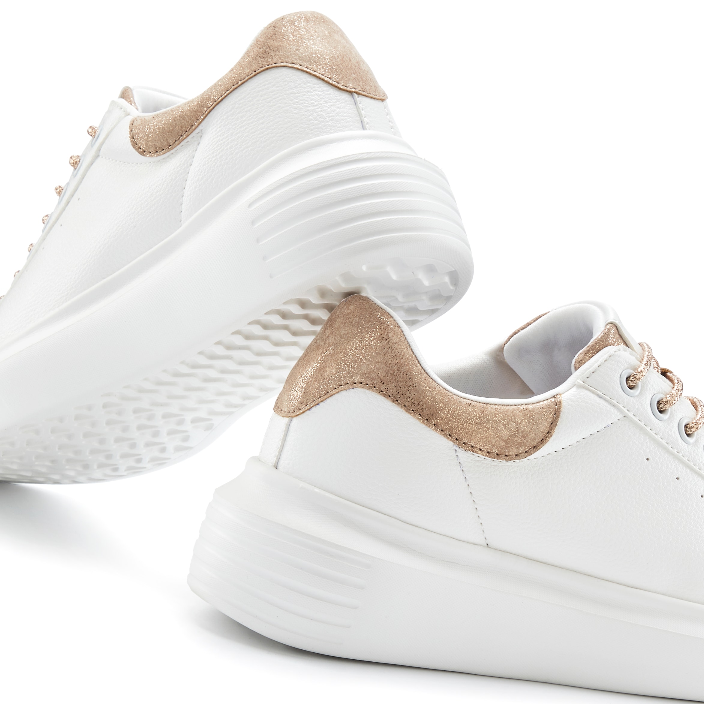 LASCANA Sneakers »Freizeitschuhe, Halbschuhe,«  mit Metallicdetails und elastischen Schnürbändern VEGAN