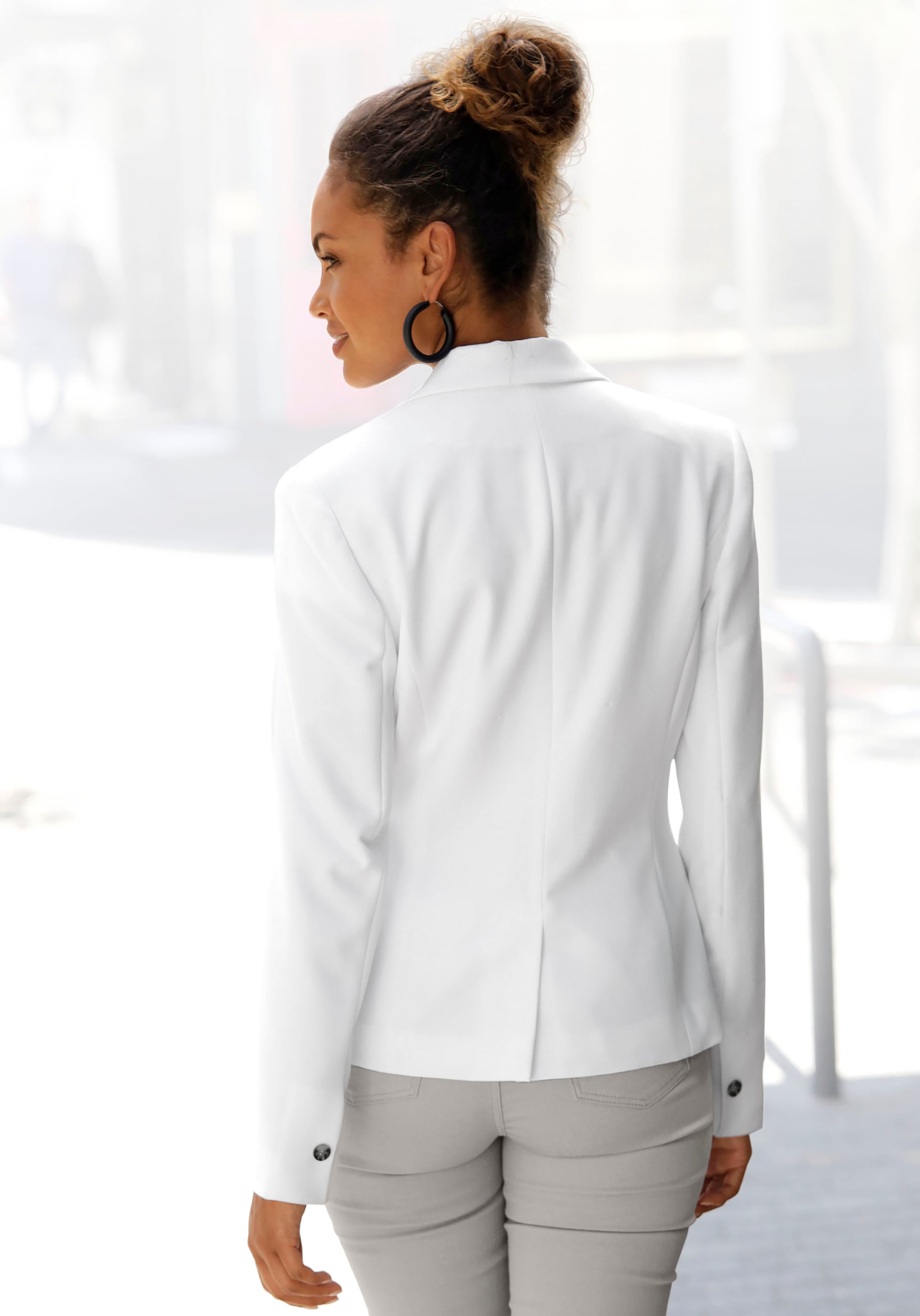 LASCANA Kurzblazer, in klassischer Form, taillierter Damenblazer, sportlich elegant
