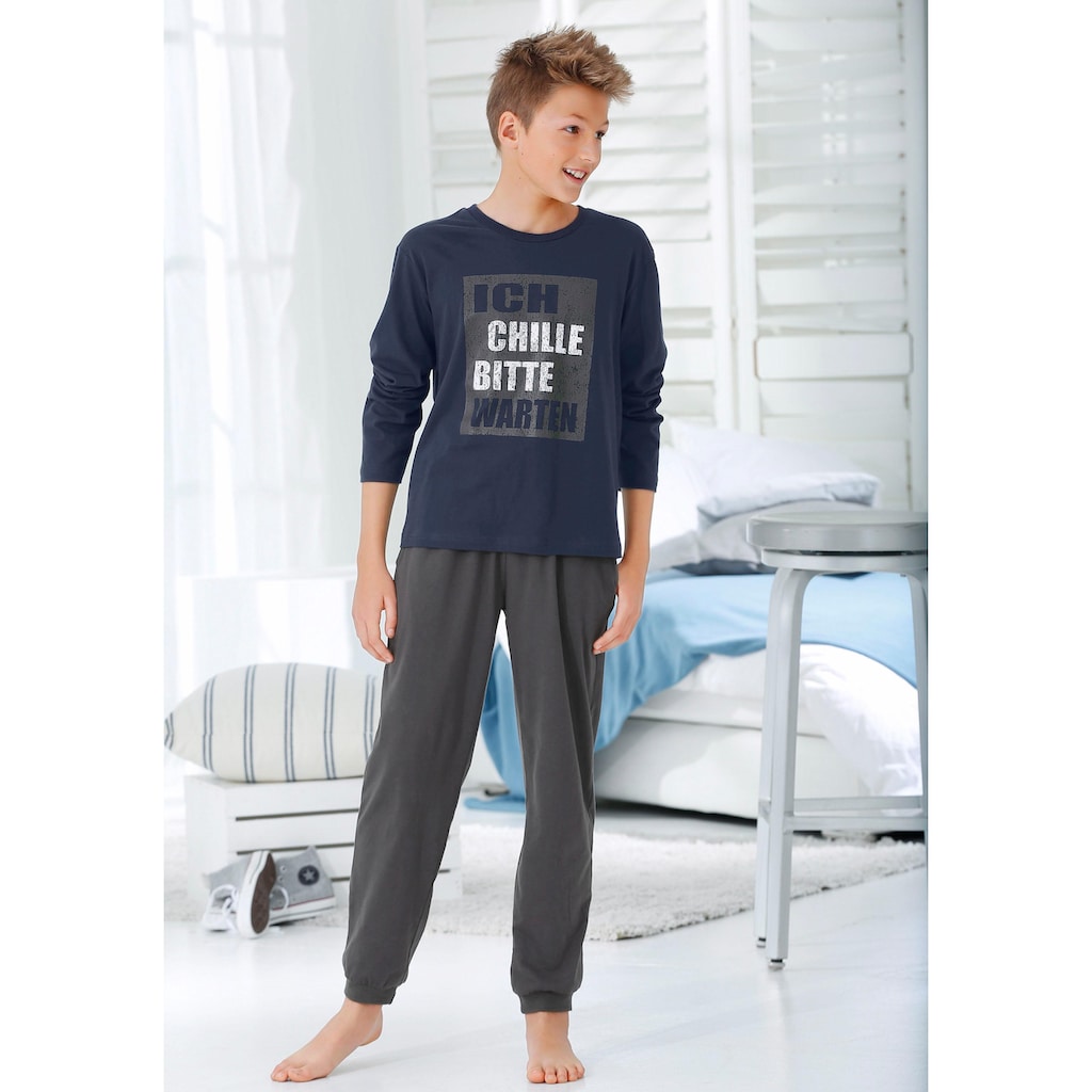 AUTHENTIC LE JOGGER Pyjama, (2 tlg., 1 Stück), Schlafanzug mit Spruch "Ich chille bitte warten"