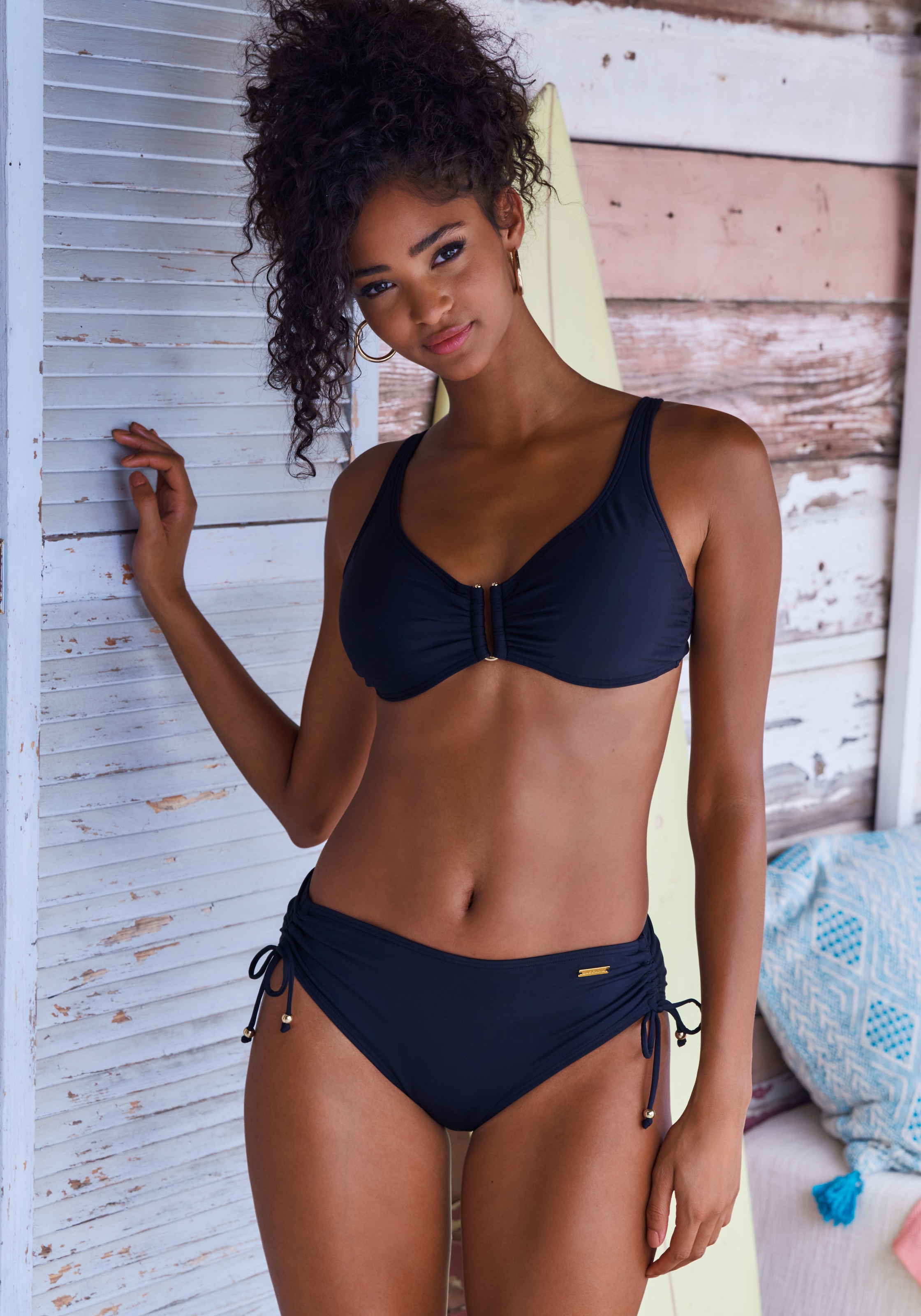 LASCANA Bügel-Bikini-Top »Italy«, mit goldfarbenfarbigen Accessoire