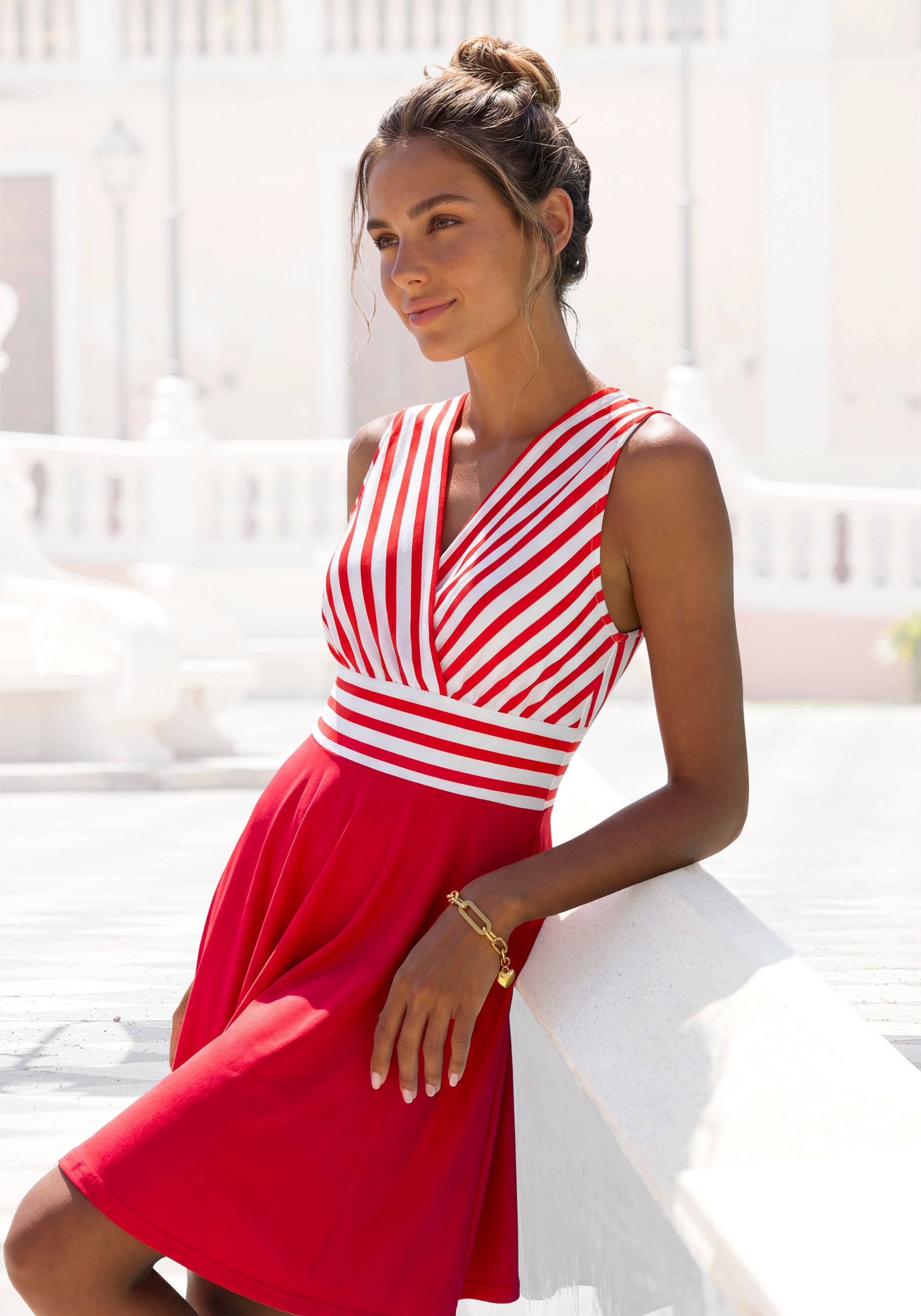 LASCANA Sommerkleid »mit Streifenprint, bügelfreie Qualität, maritim« tailliertes Minikleid, Streifenkleid, elegantes Strandkleid, casual