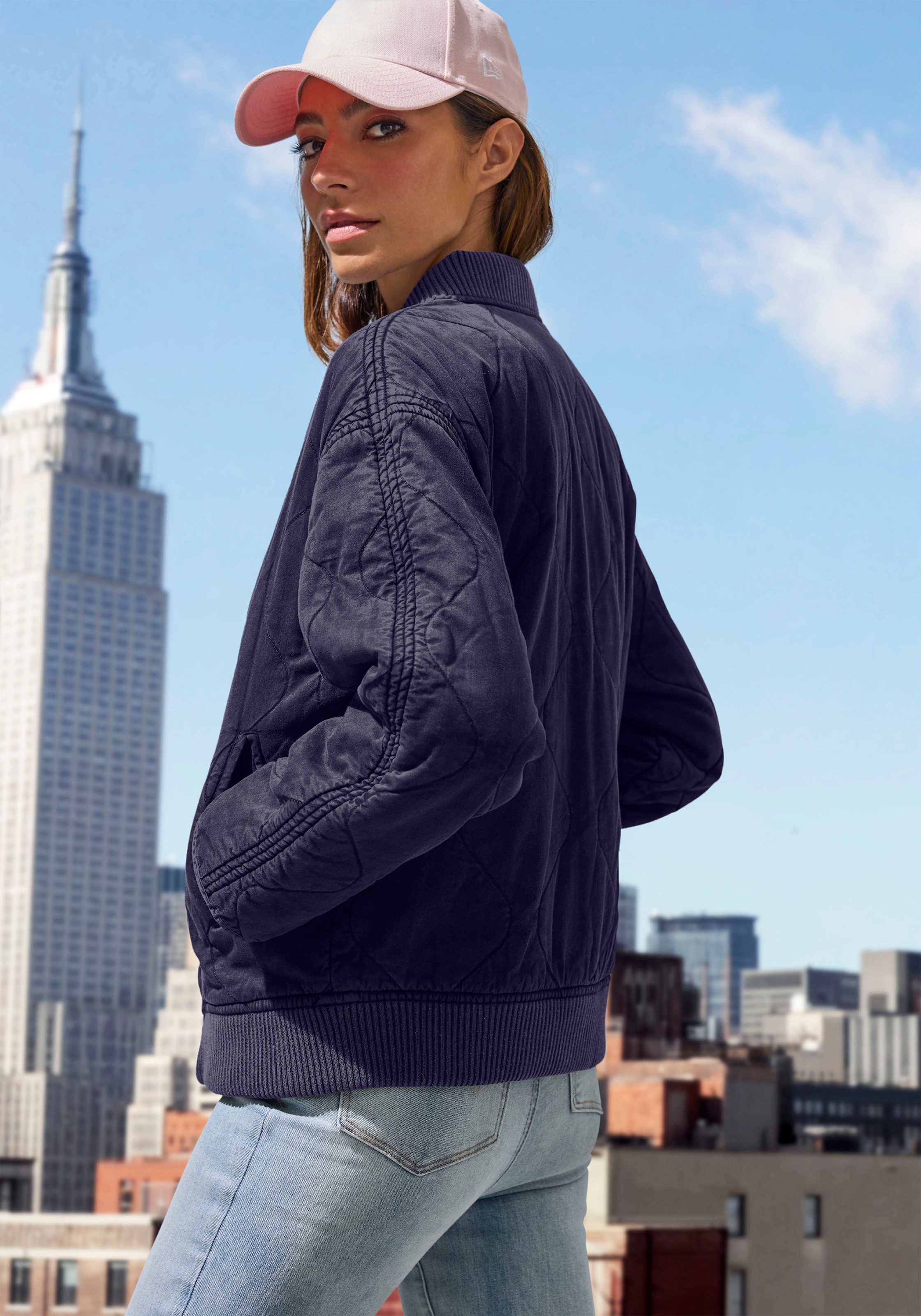 LASCANA Steppjacke, in leicht verwaschener Optik mit Taschen, Bomber-Design