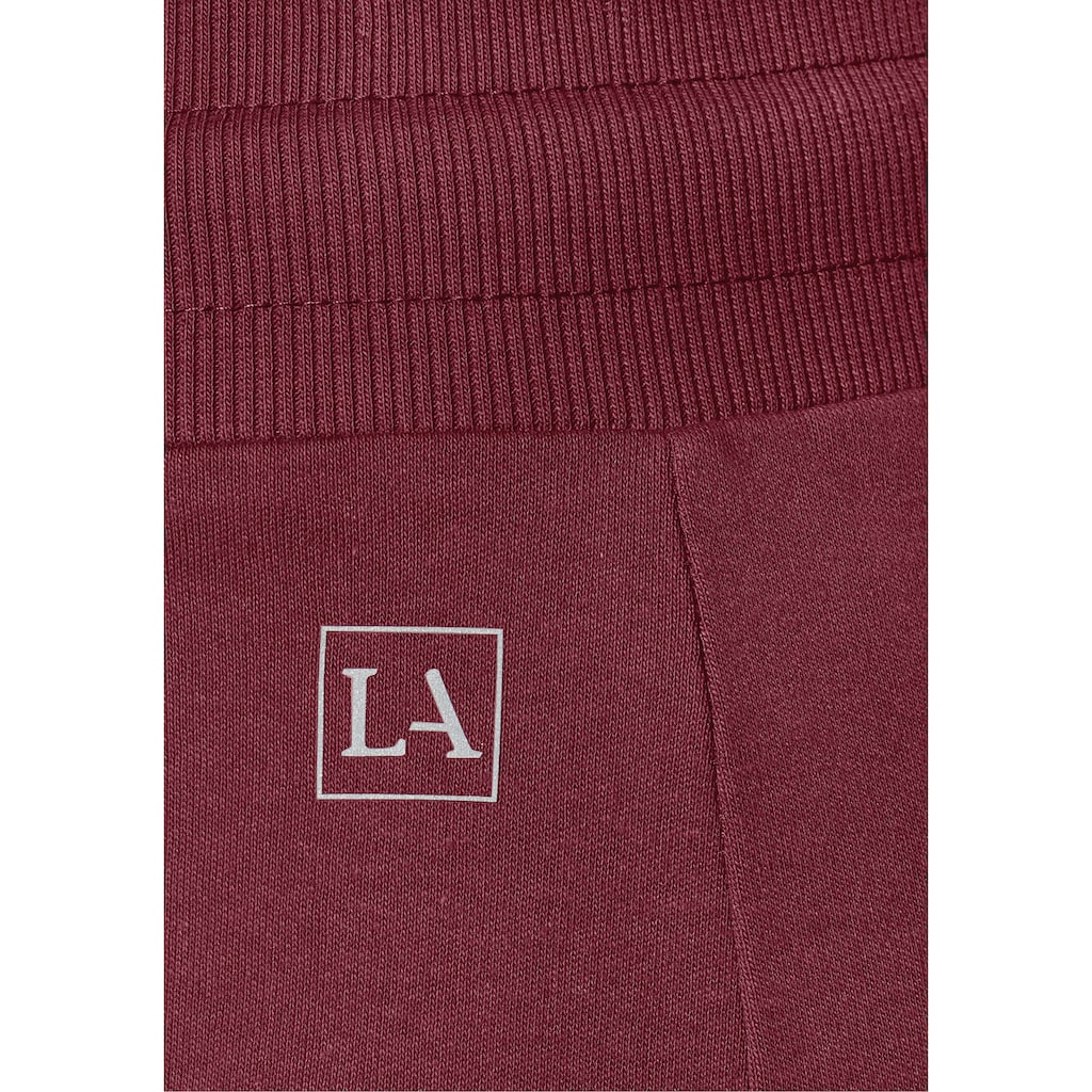 LASCANA ACTIVE Shorts, mit kleinen Seitenschlitzen