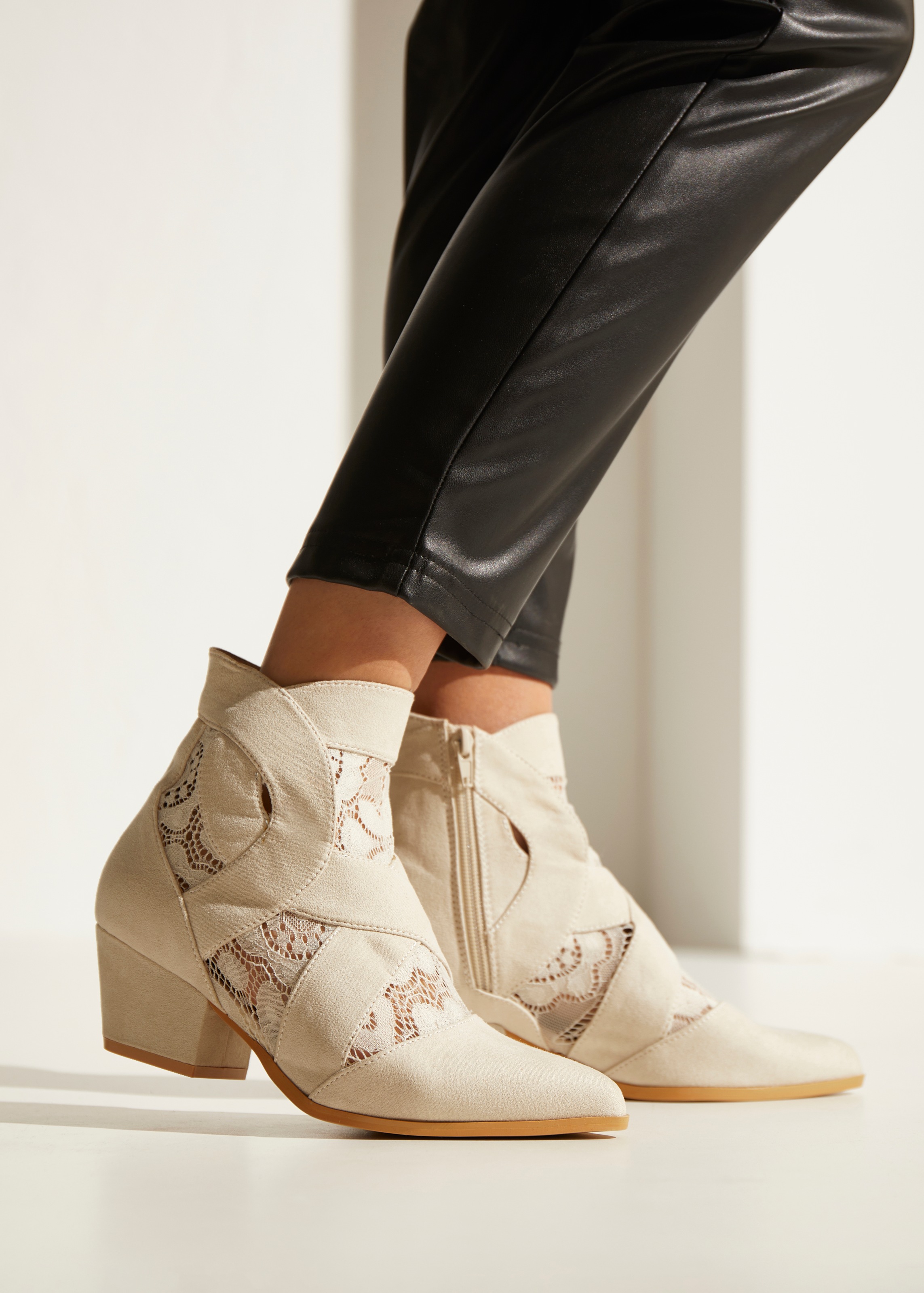 LASCANA Stiefelette, mit Spitze & bequemen Blockabsatz, Cowboy Boots, Westernstiefel