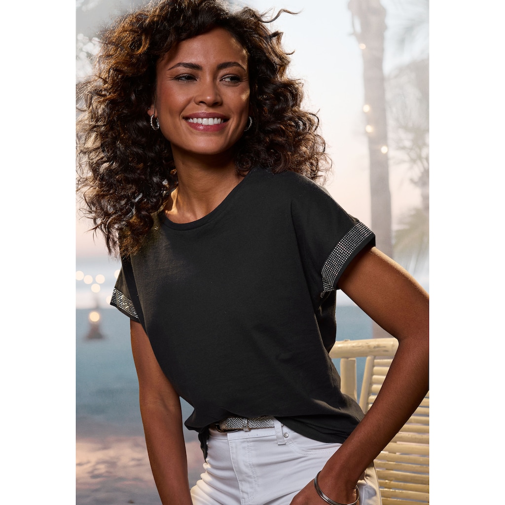 LASCANA Kurzarmshirt »mit glitzernem Strass-Design am Arm«, aus weicher Baumwoll-Qualität