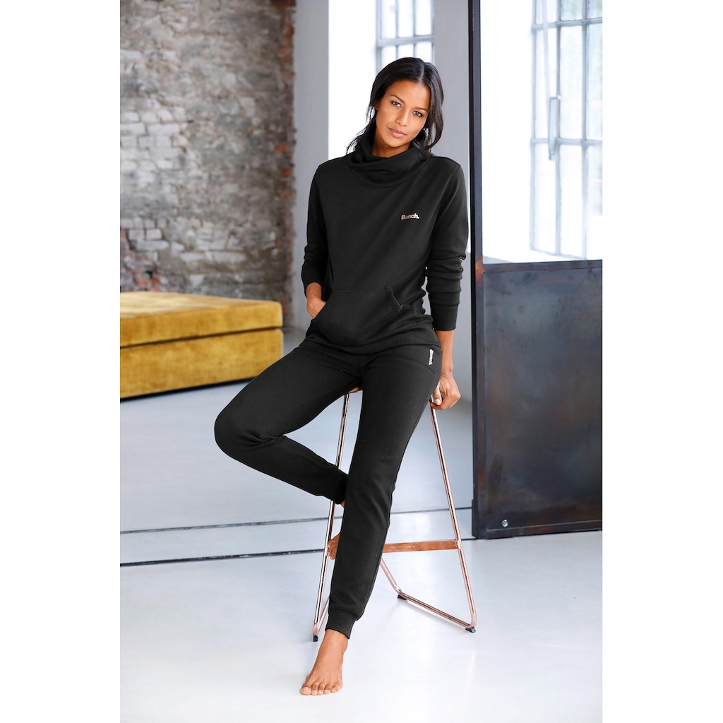 Bench. Loungewear Longsweatshirt, mit Stehkragen in Layeroptik und Kängurutasche, Loungewear