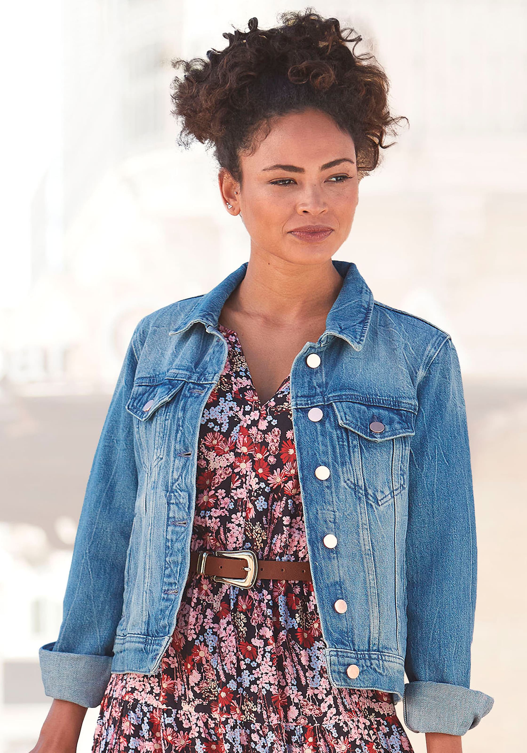 LASCANA Jeansjacke, mit zwei Pattentaschen, Denimjacke aus Baumwolle, Sommerjacke