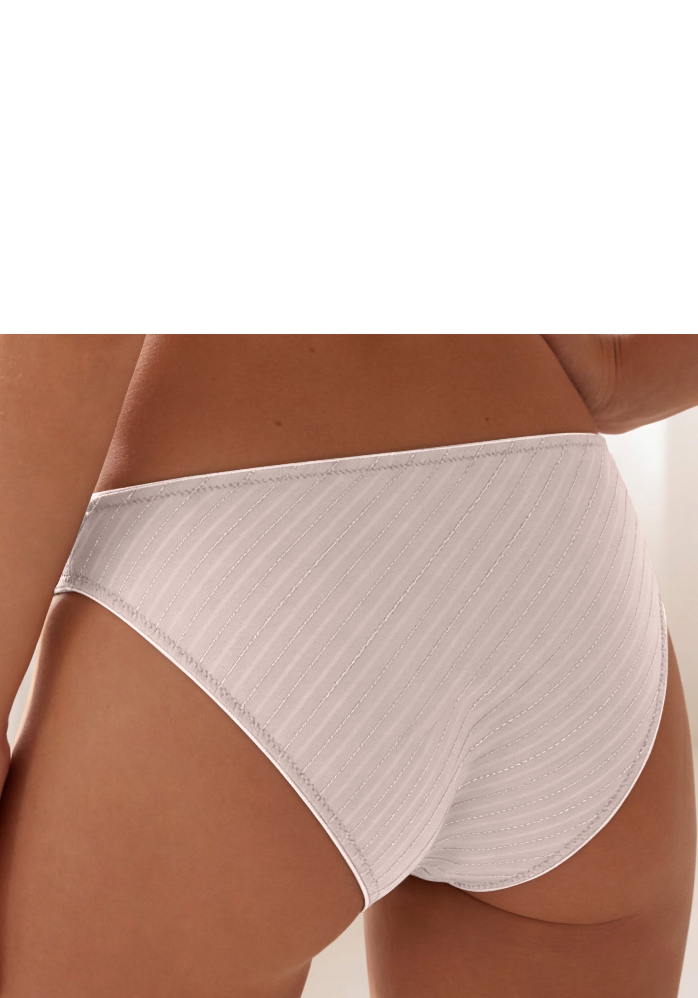 LASCANA Slip »Carlotta« en microtouch doux avec fil brillant fin