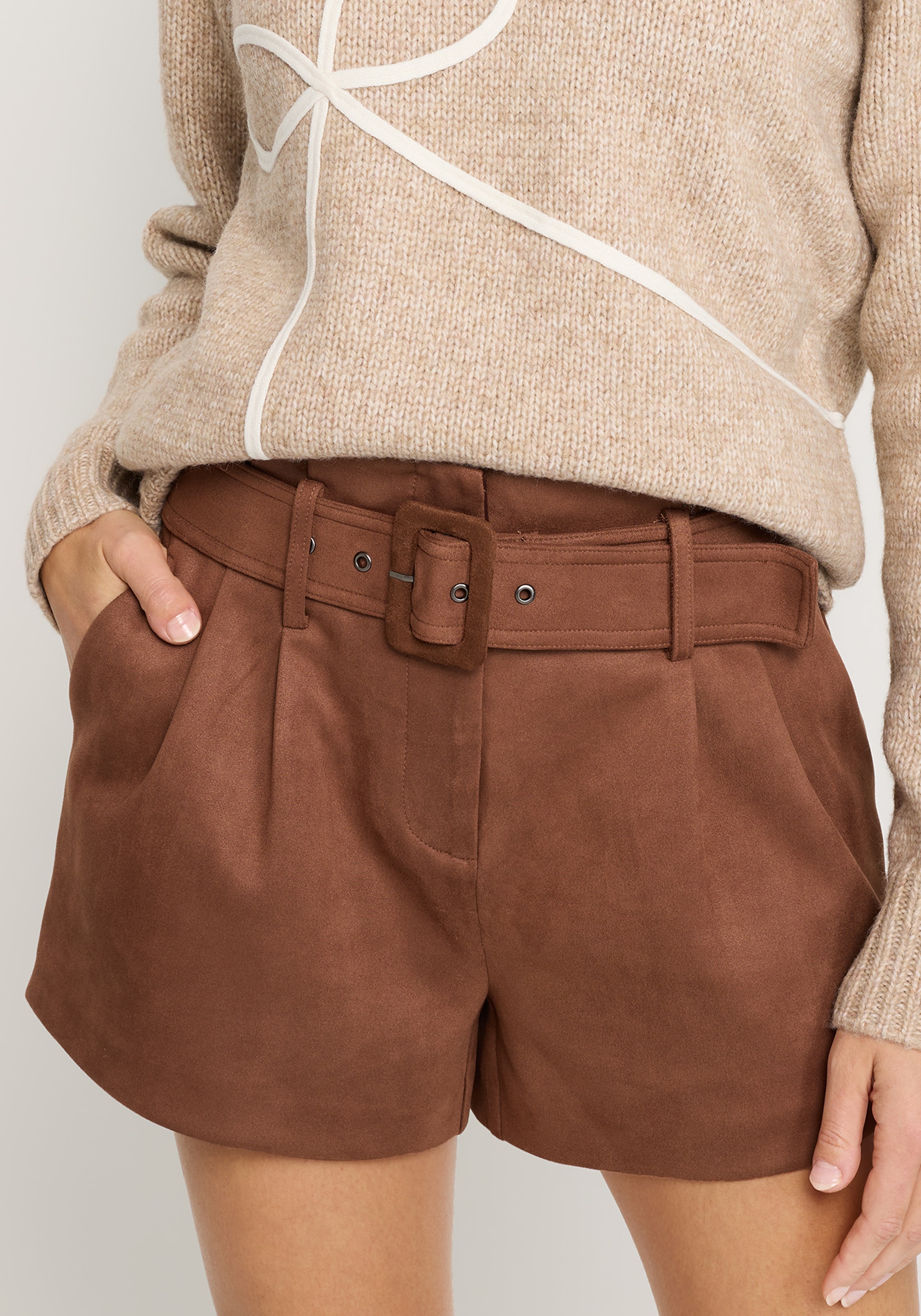 LASCANA Short »aus Velourlederimitat mit Gürtel«  shorts en similicuir, festival, fête, à la mode