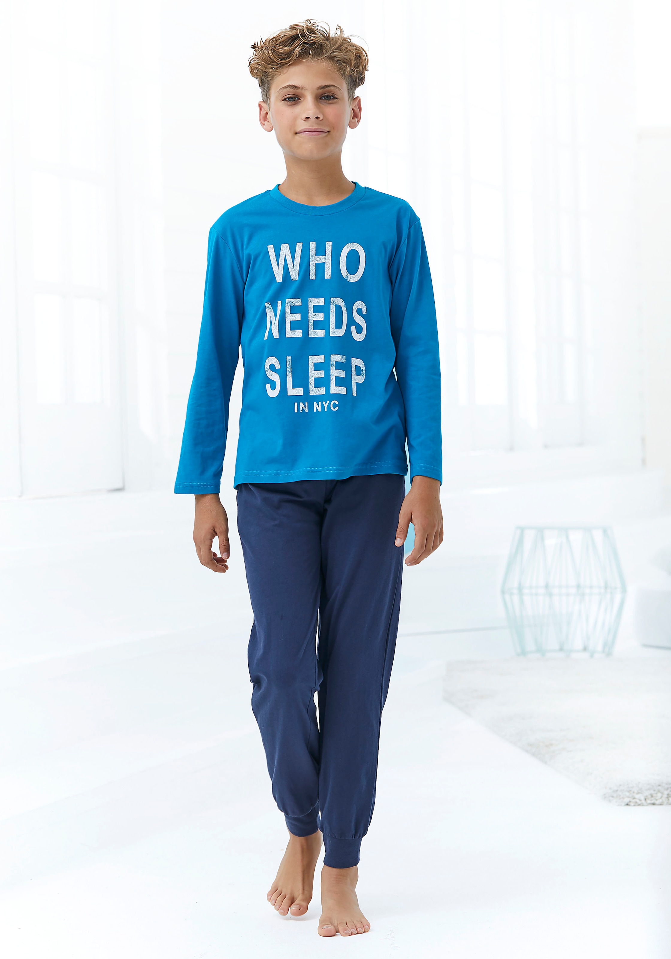 AUTHENTIC LE JOGGER Pyjama 1 Stück, 2 Stk. tlg., Schlafanzug mit Spruch "Who needs sleep"
