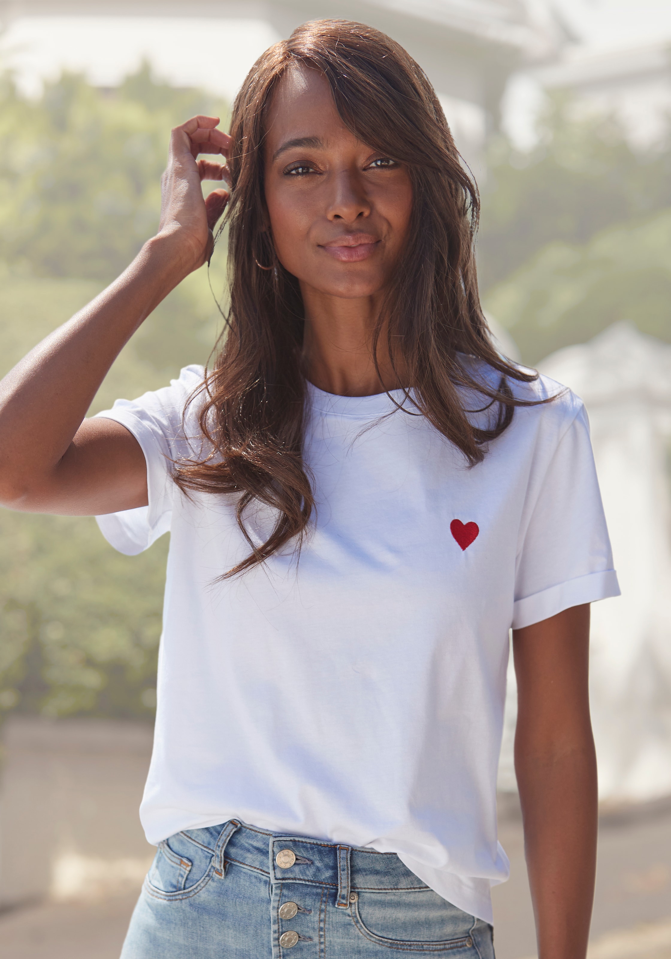LASCANA T-Shirt, mit süsser Herz-Stickerei, Kurzarmshirt aus Baumwolle