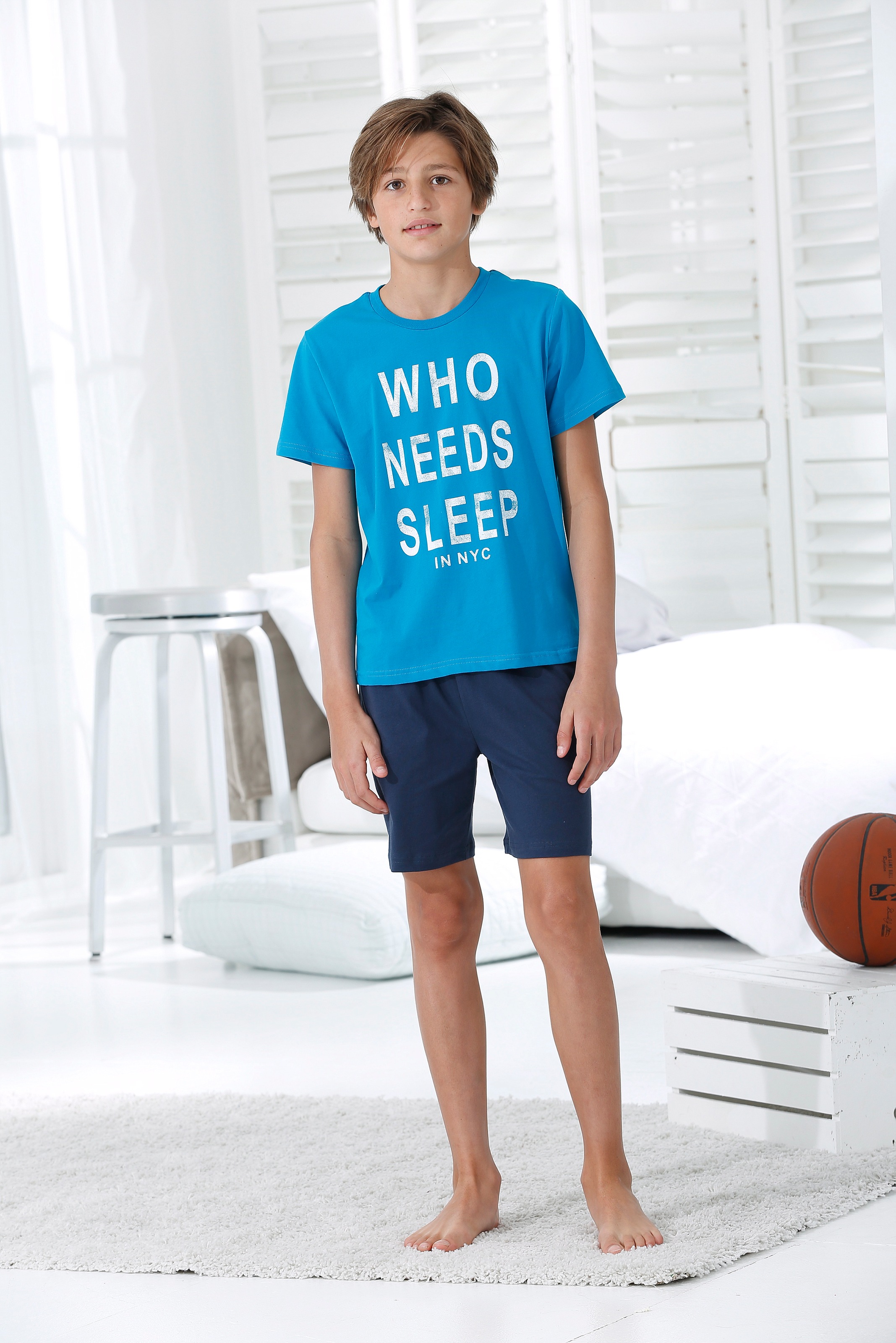 AUTHENTIC LE JOGGER Pyjama 1 Stück, 2 pièces Schlafanzug mit Spruch "Who needs sleep"