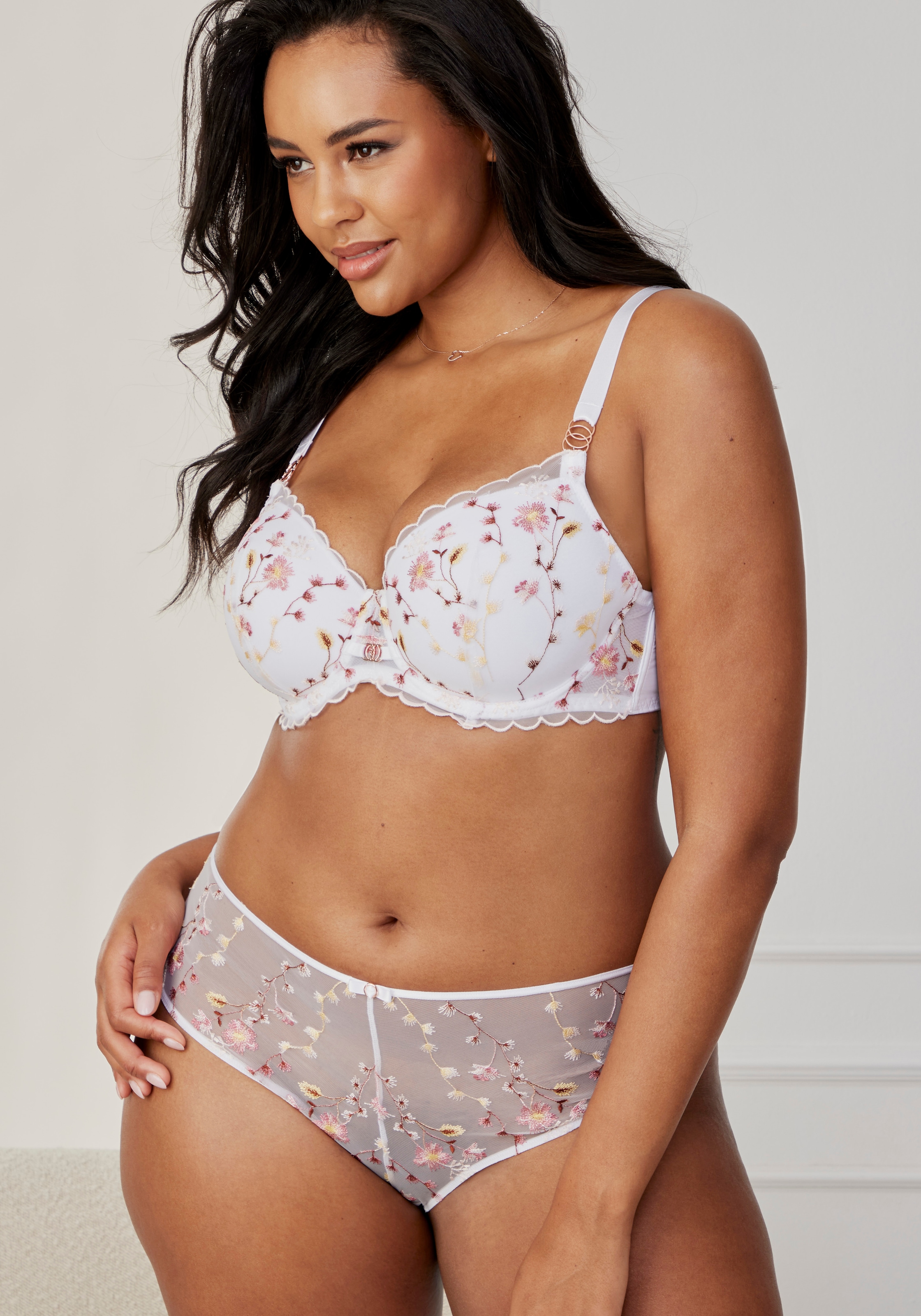 LASCANA Schalen-BH, mit Bügel aus zarter Blumen-Stickereispitze, sexy Dessous