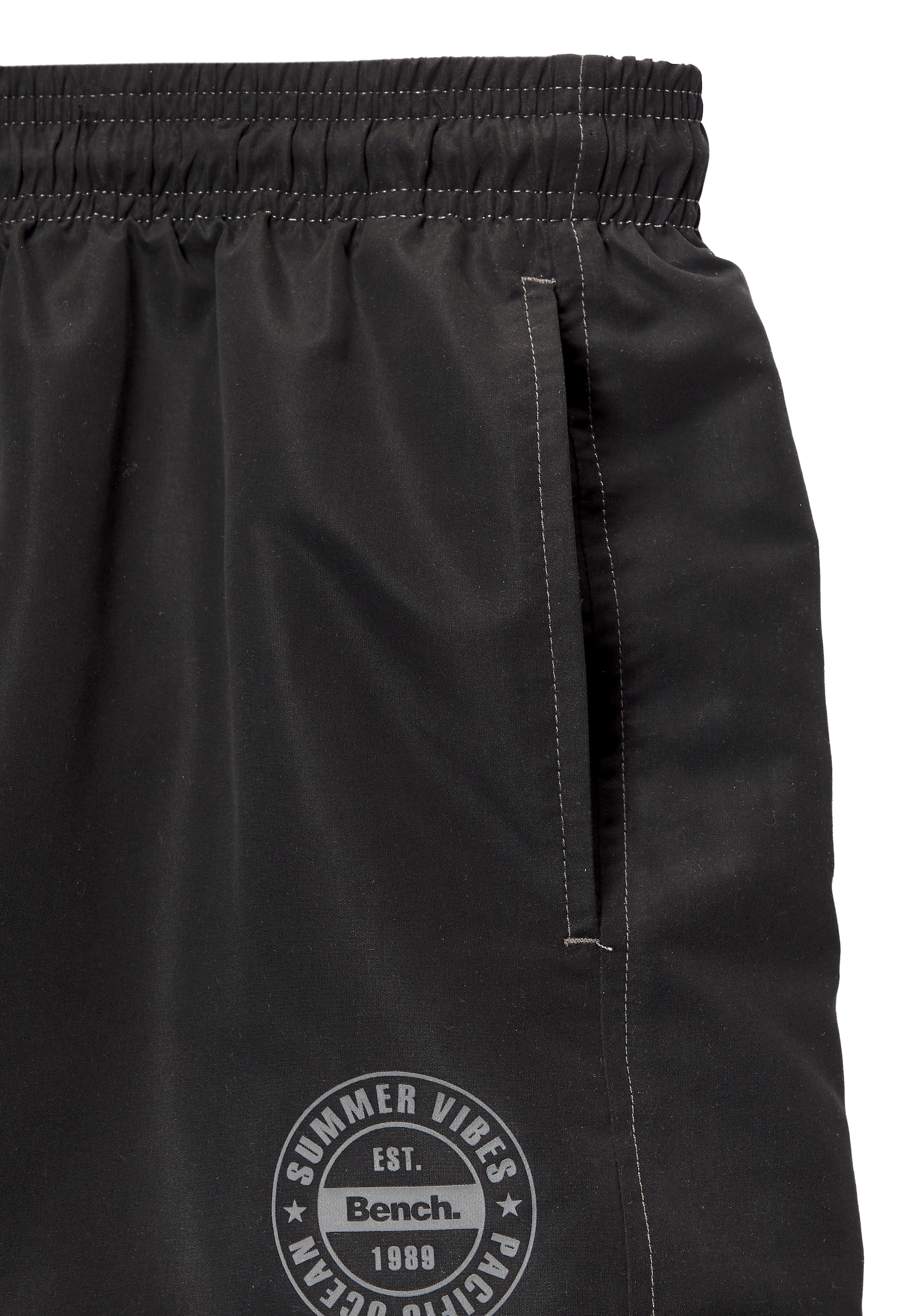 Bench. Short de bain mit Logodruck