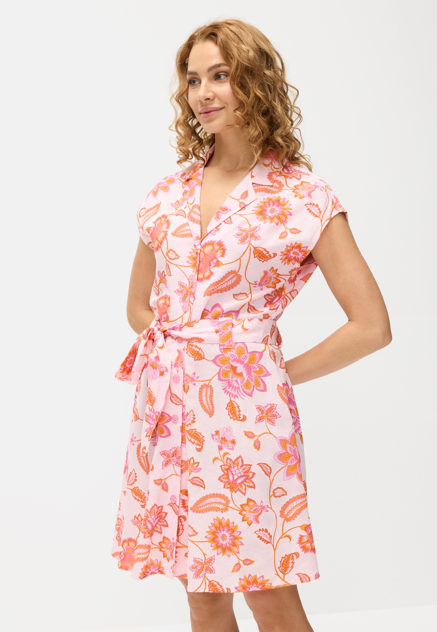 LASCANA Hemdblusenkleid, (mit Bindegürtel), aus Leinenmix, mit Reverskragen, Alloverprint