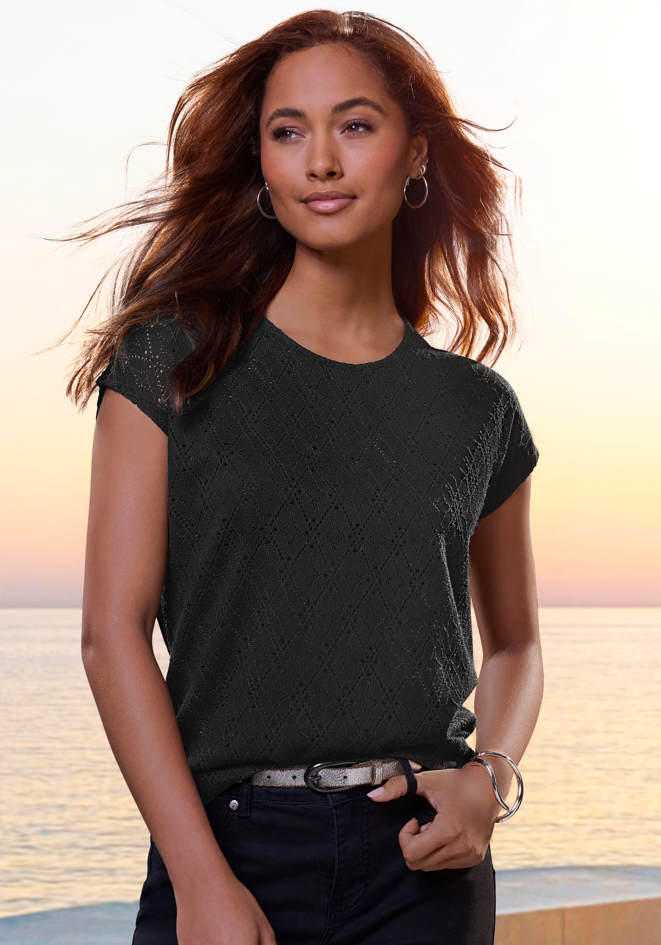 LASCANA Rundhalsshirt »mit funkelnden Pailetten« aus hochwertiger Ajour-Qualität