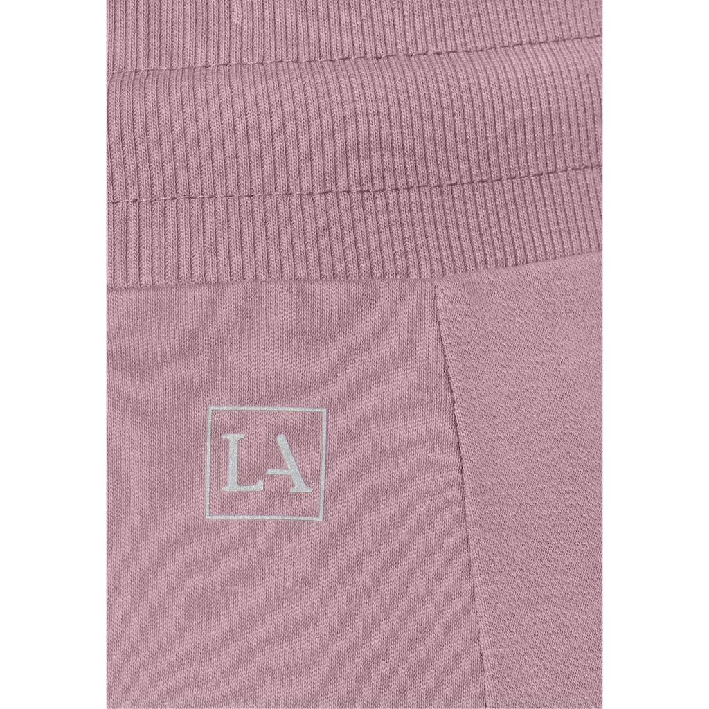 LASCANA ACTIVE Shorts, mit kleinen Seitenschlitzen