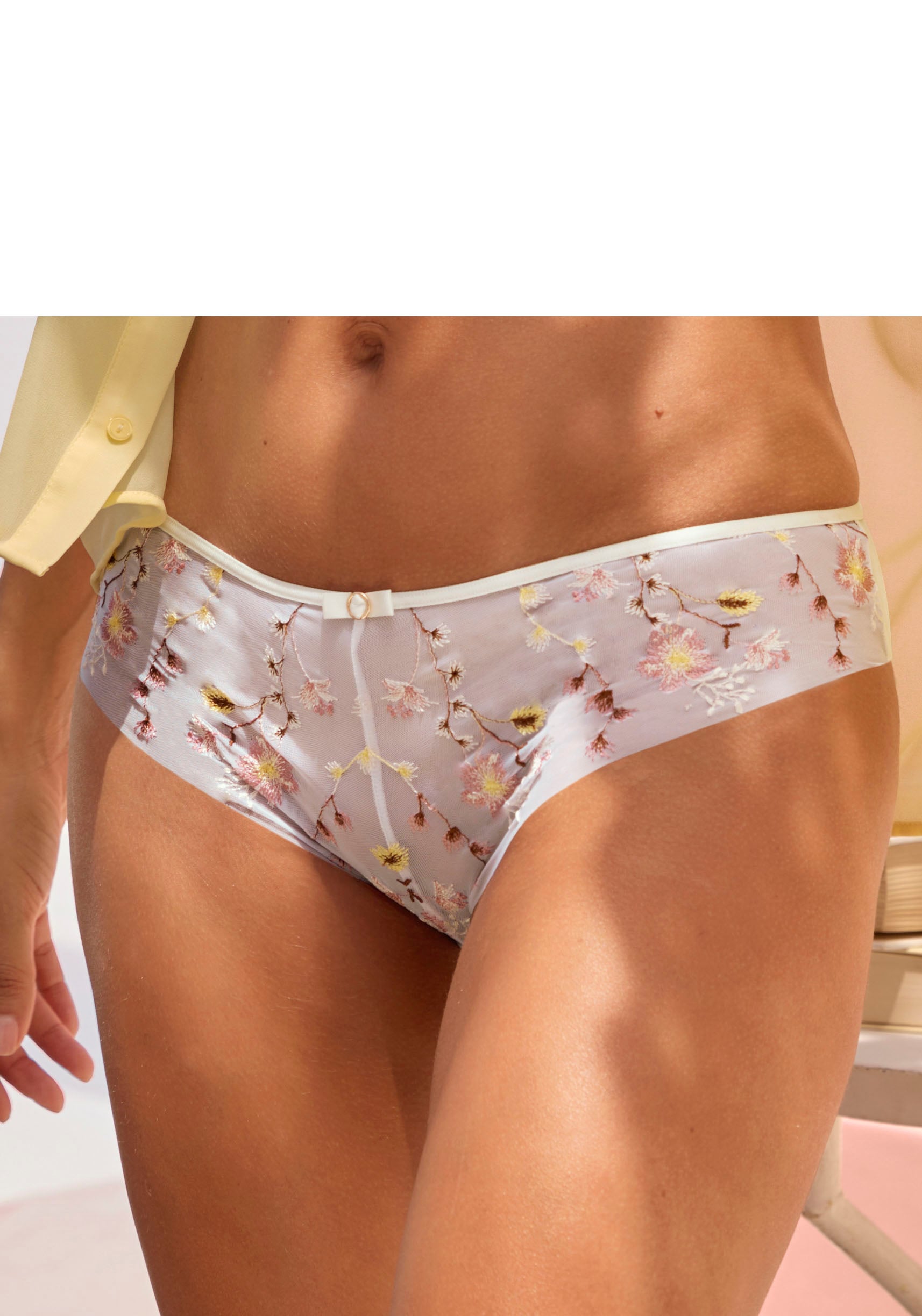 LASCANA Panty mit hübscher Blütenstickereispitze in transparenter Optik