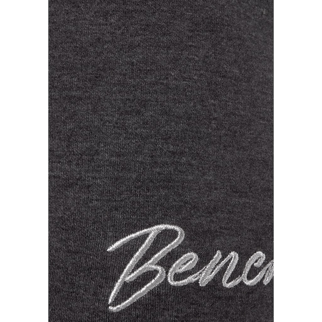 Bench. Loungewear Relaxshorts, mit kleiner glänzenden Logostickerei, Loungewear