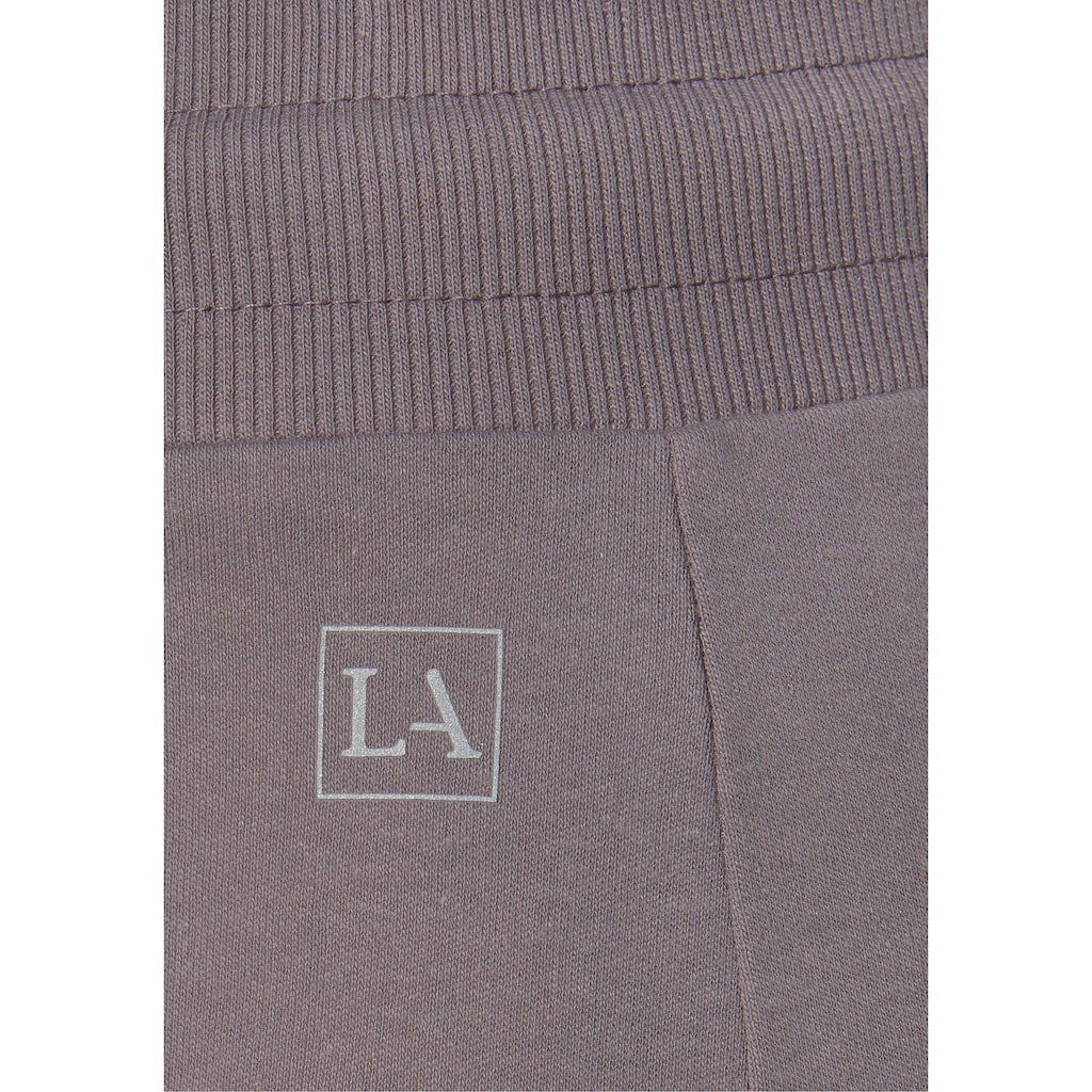 LASCANA ACTIVE Shorts, mit kleinen Seitenschlitzen