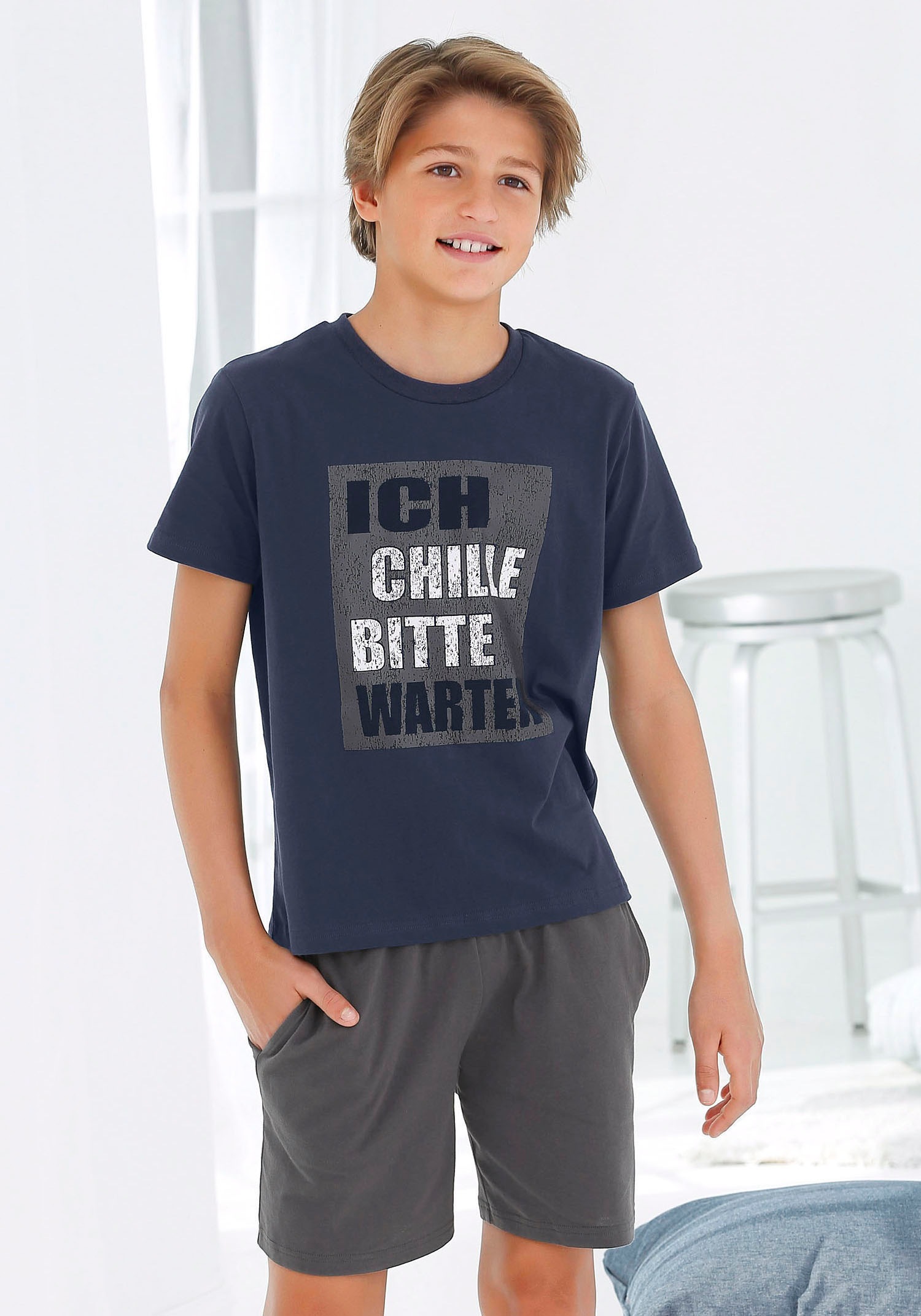 AUTHENTIC LE JOGGER Pyjama 1 Stück, 2 pièces Schlafanzug mit Spruch "Who needs sleep"
