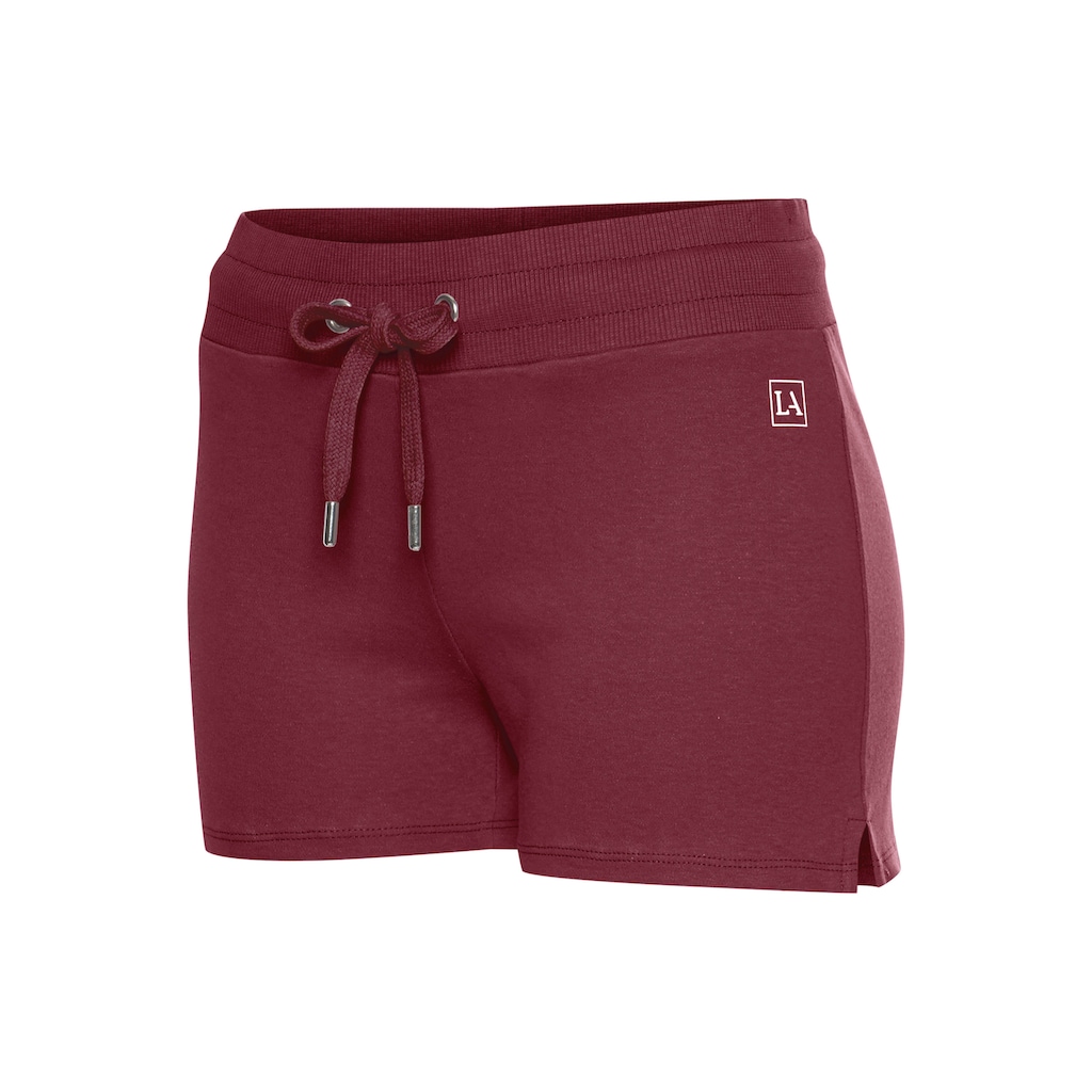 LASCANA ACTIVE Shorts, mit kleinen Seitenschlitzen