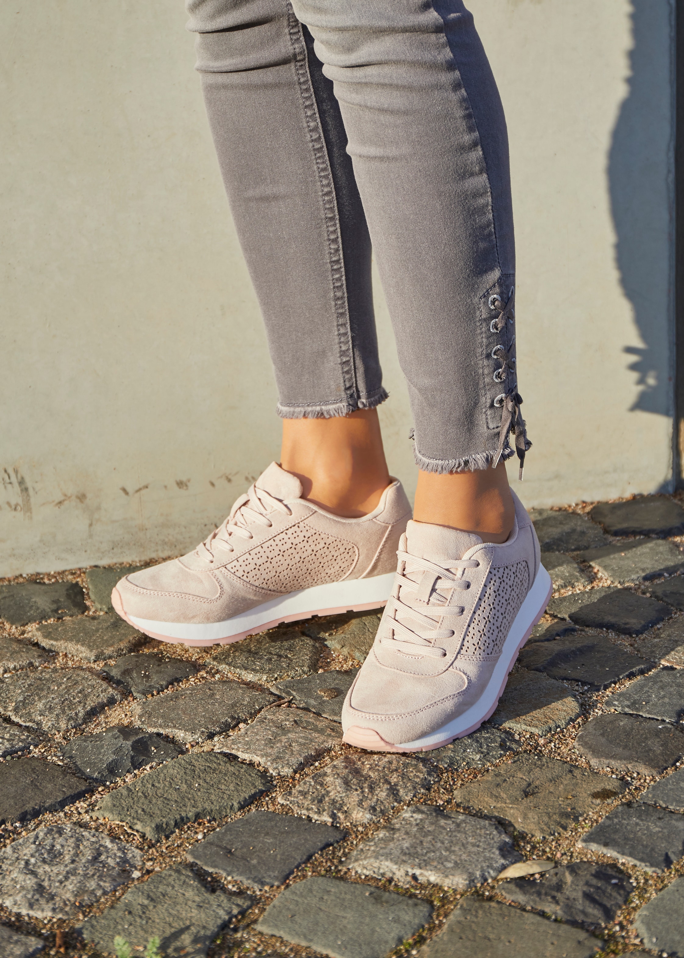 LASCANA Sneaker, mit filigranen Cut-Outs, Schnürhalbschuh, Freizeitschuh VEGAN