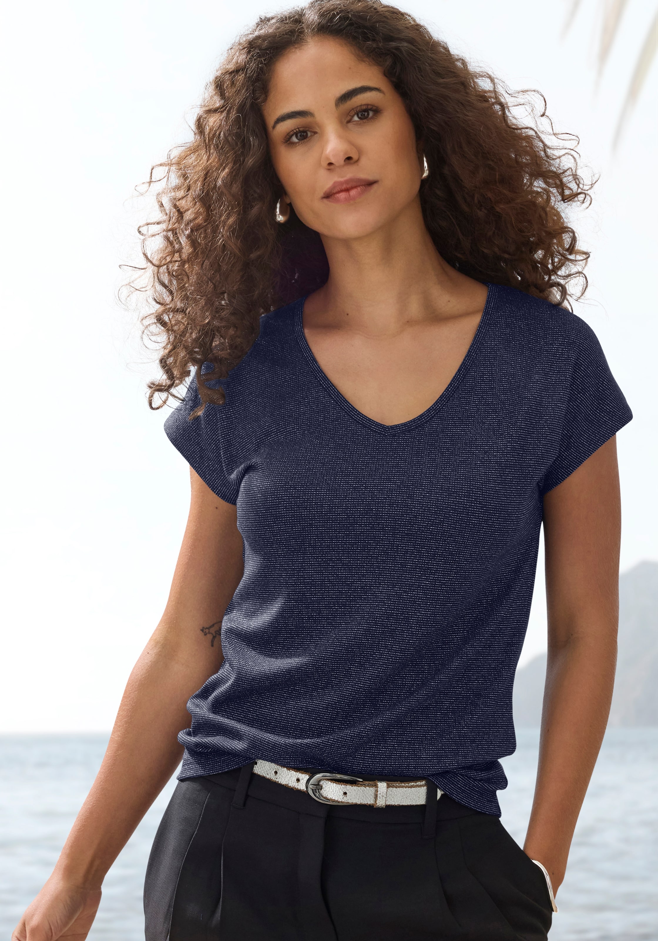 LASCANA Kurzarmshirt »mit silberfarbenem Glitzereffekt« aus pflegeleichter Qualität mit Viskose
