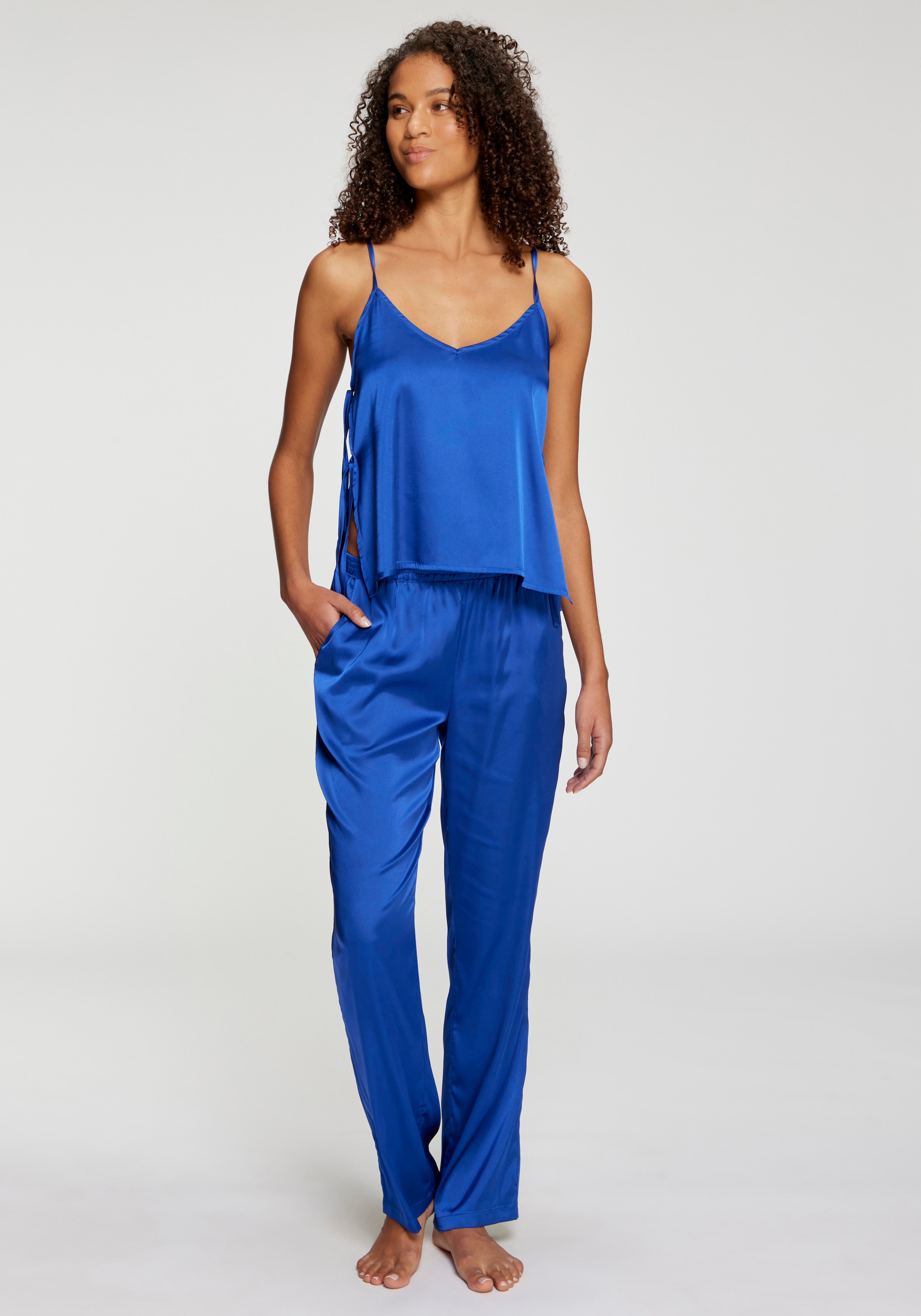 LASCANA Pyjama Set, 2 tlg. mit seitlichen Bändern zum Verschliessen