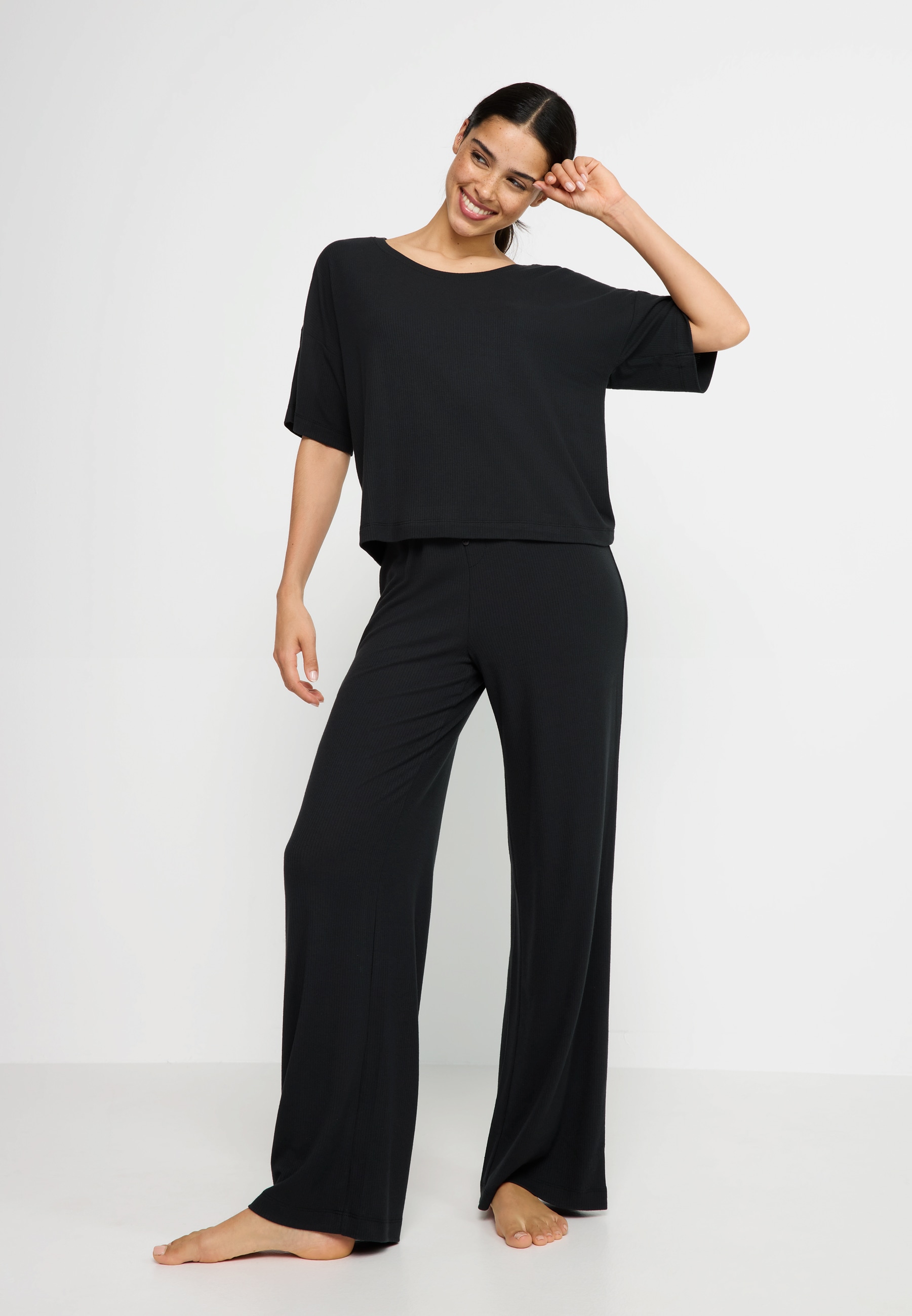 LSCN by LASCANA Pyjama Set, 2-teilig, 2 cuis mit kleiner Zierknopfleiste an der Hose