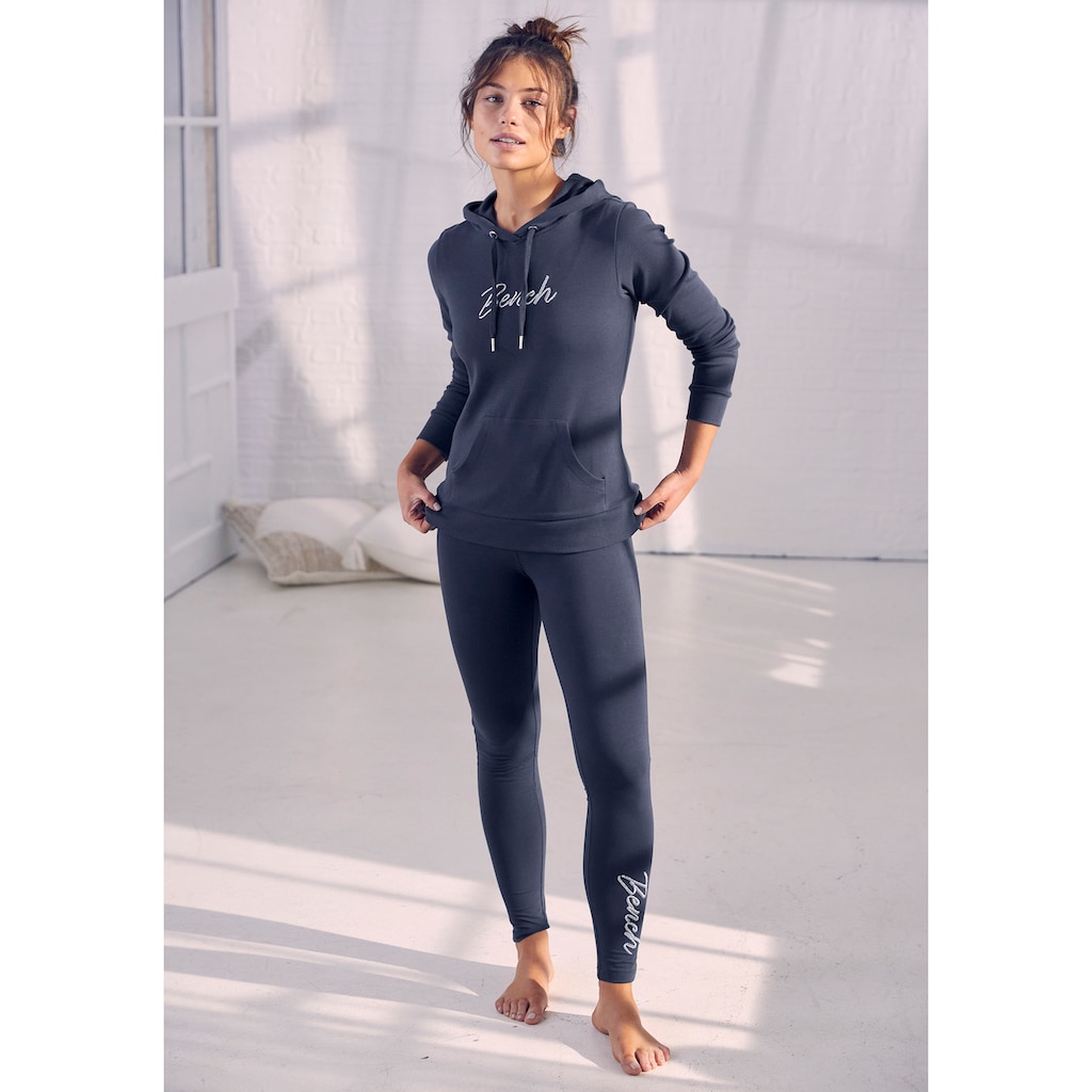 Bench. Loungewear Leggings, mit glitzernder Logostickerei auf dem Bein