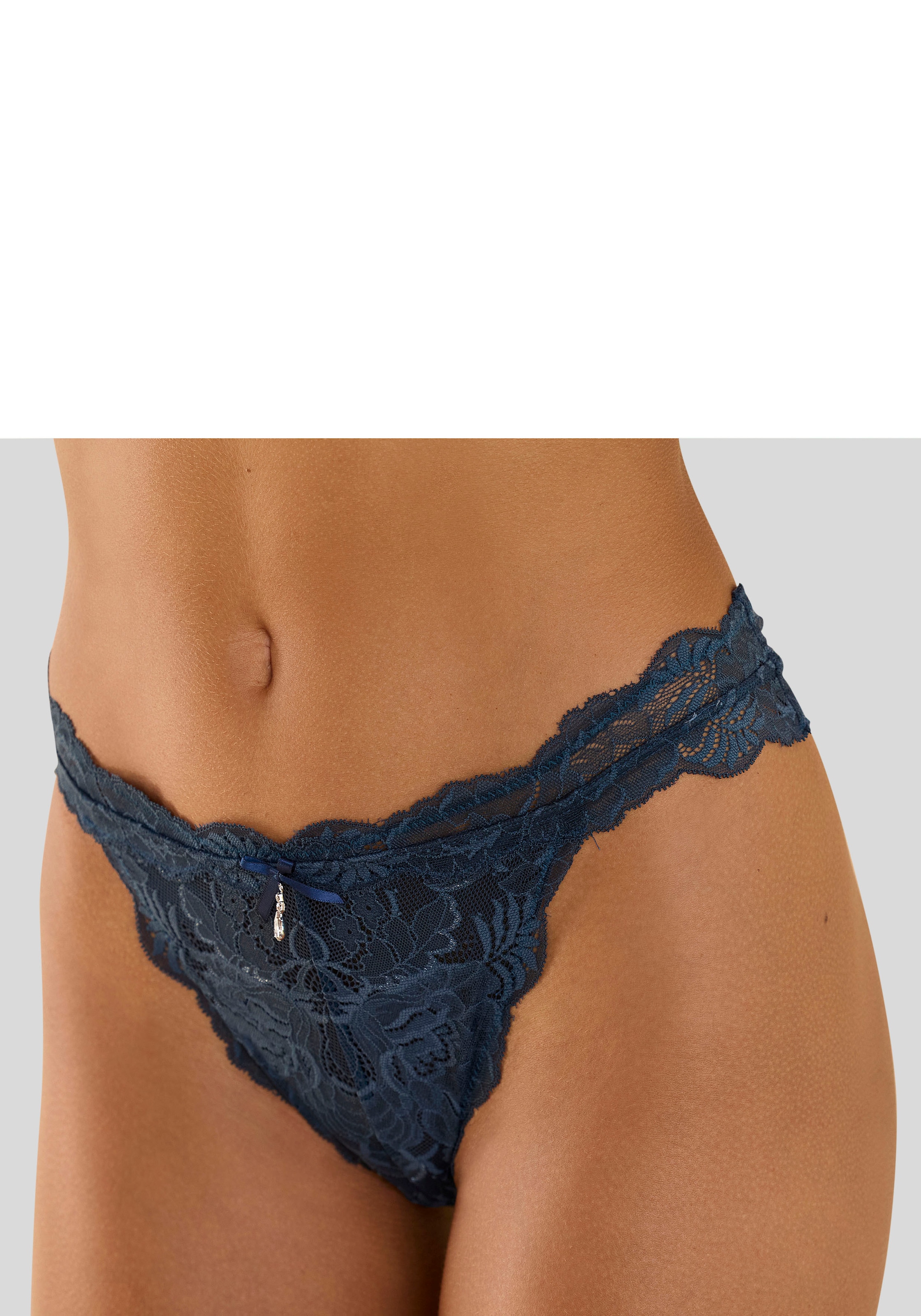 LASCANA Tanga rundherum aus edler Spitze
