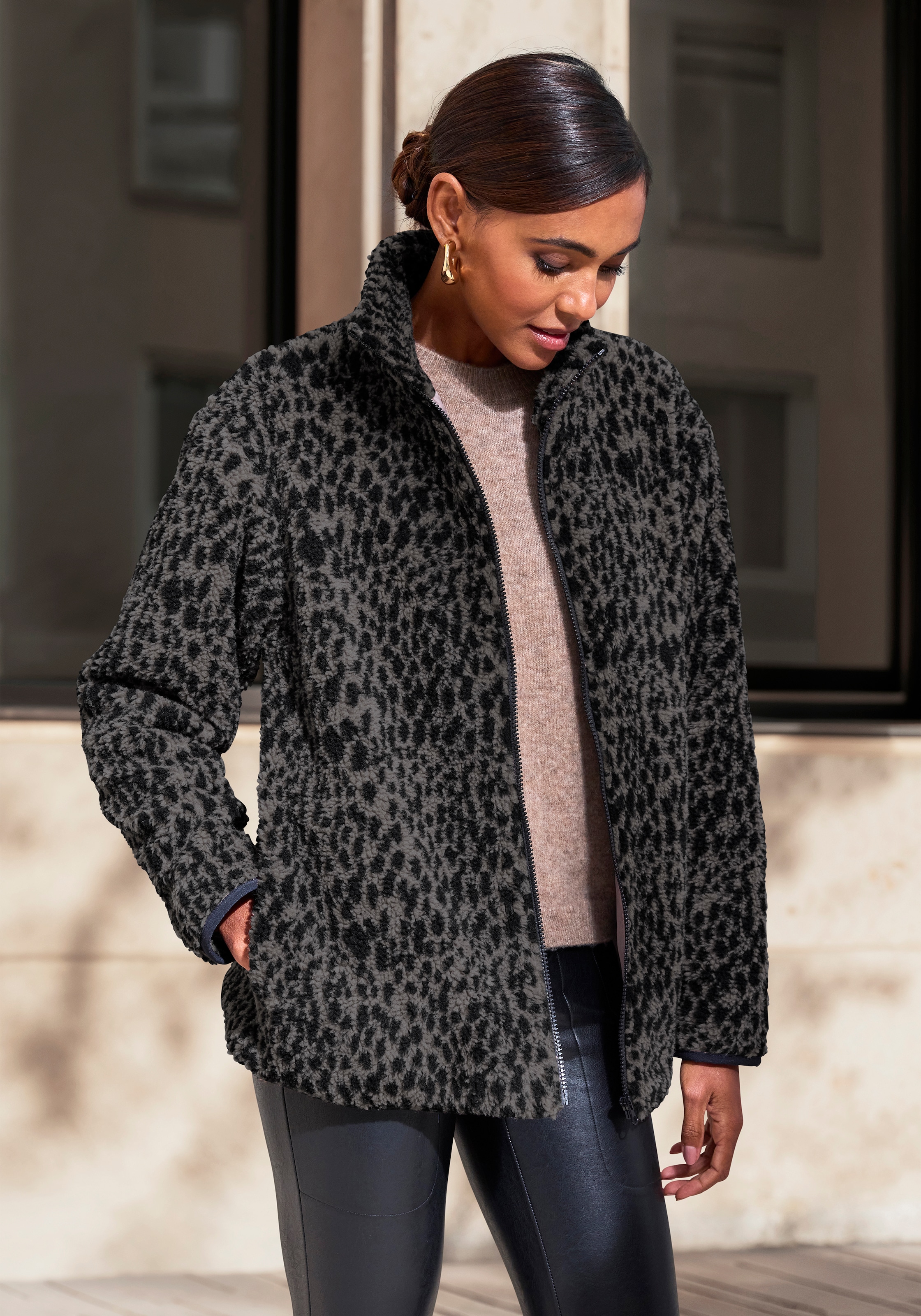 LASCANA Fleecejacke mit elegantem Leo-Muster